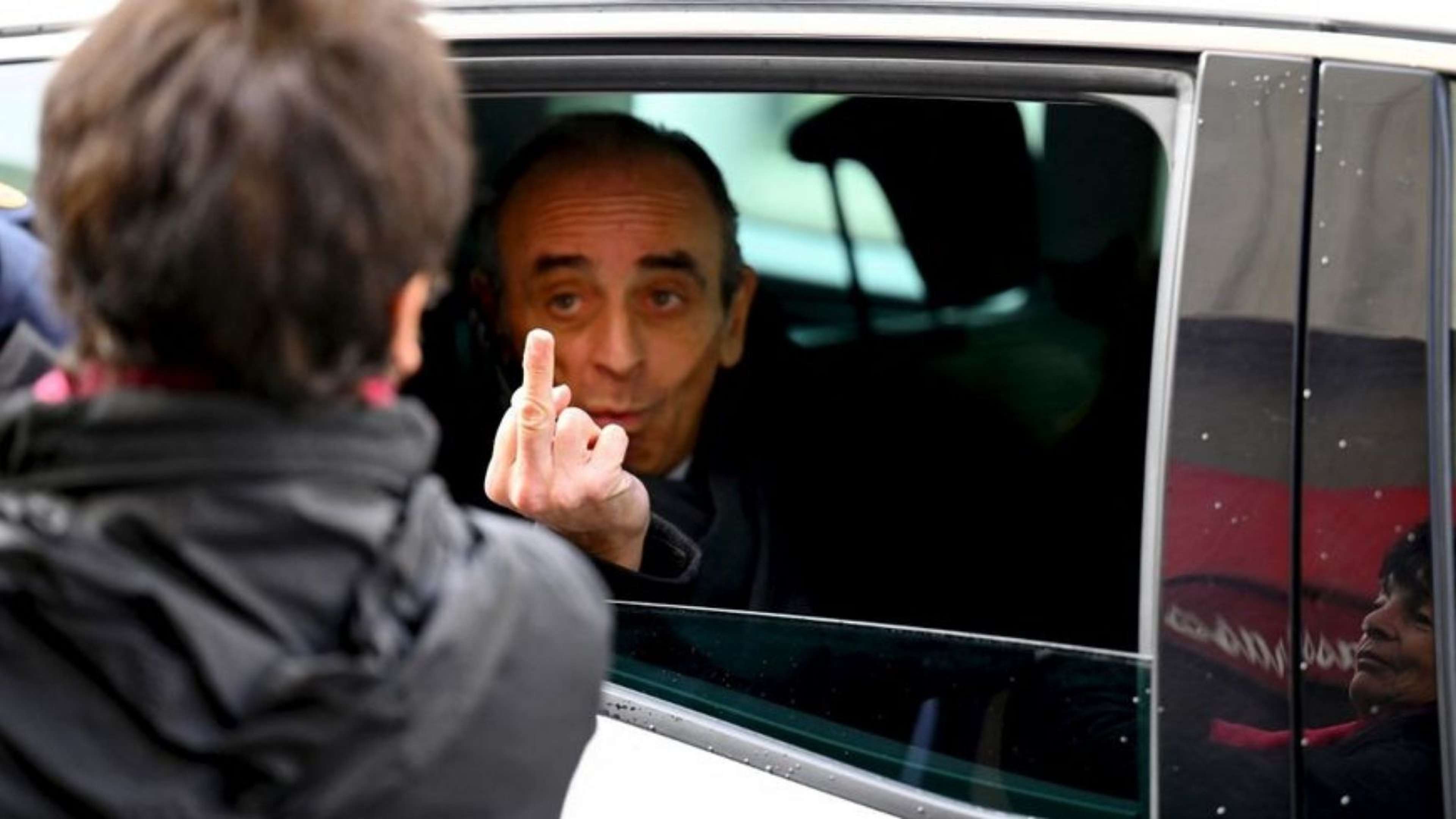 /2021/11/ERIC-ZEMMOUR-DOIGT-HONNEUR