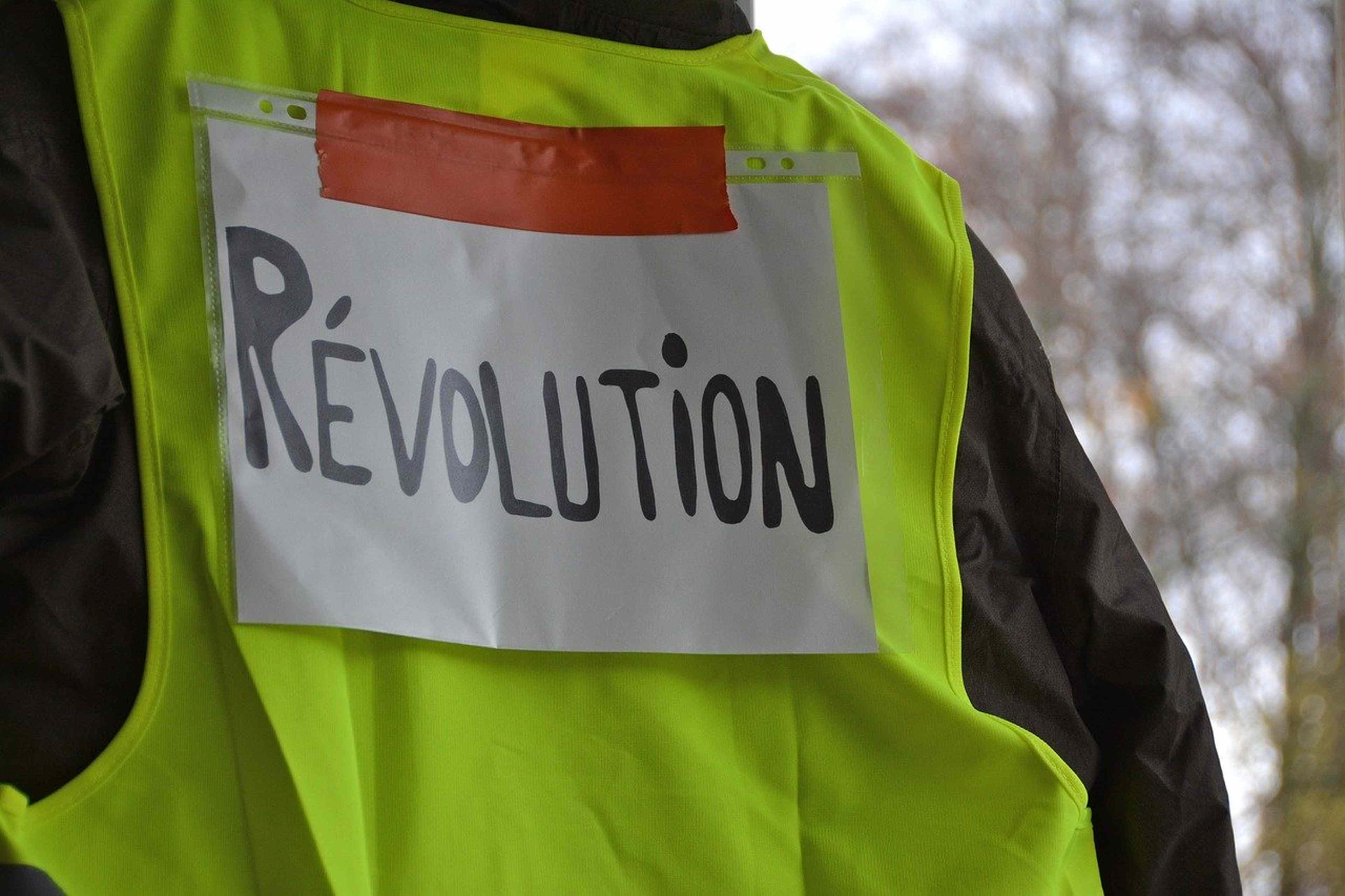 /2020/09/yellow-vests-3854259_1280