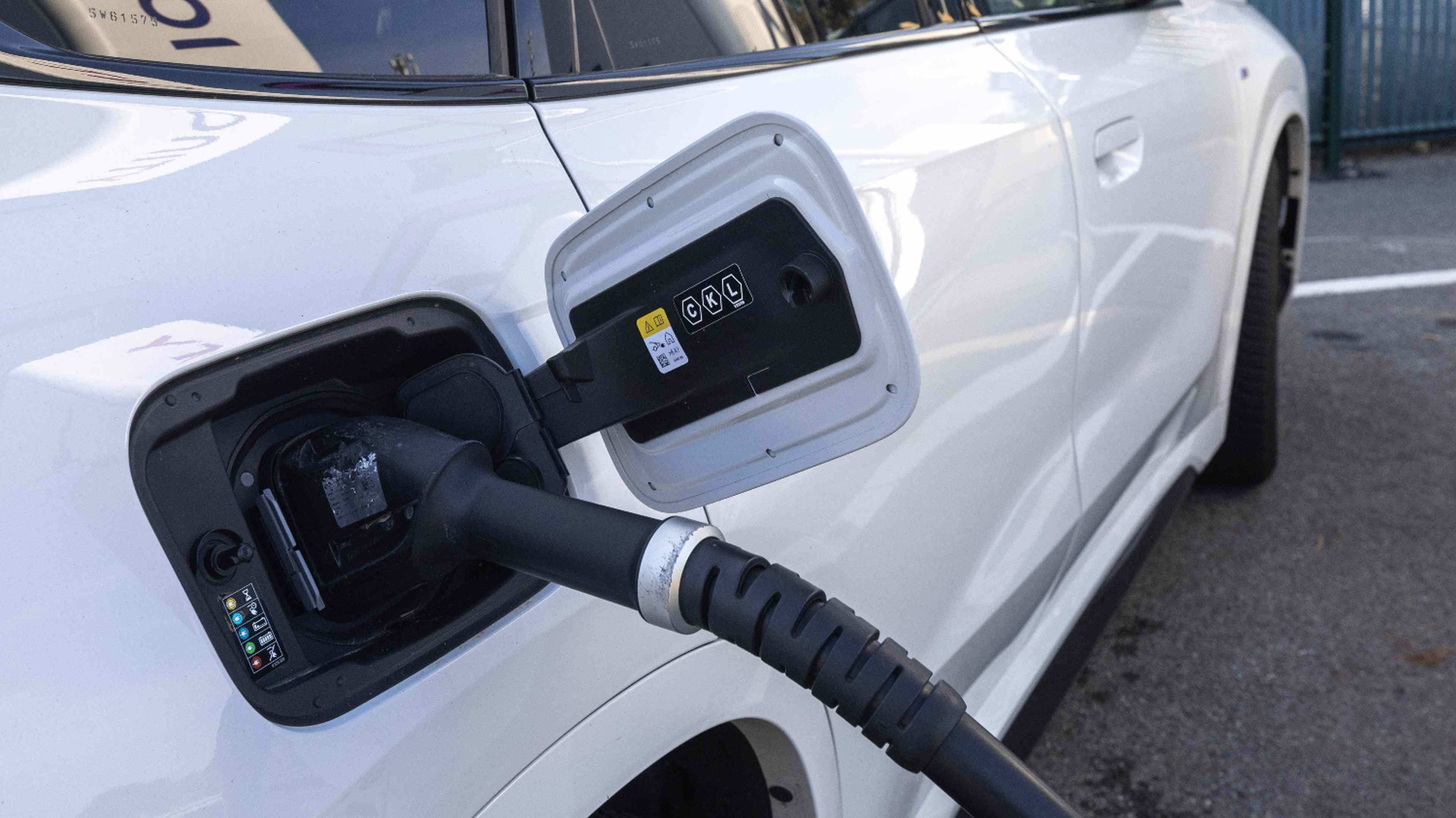 leasing-social-2025-voiture-electrique-emmanuel-macron