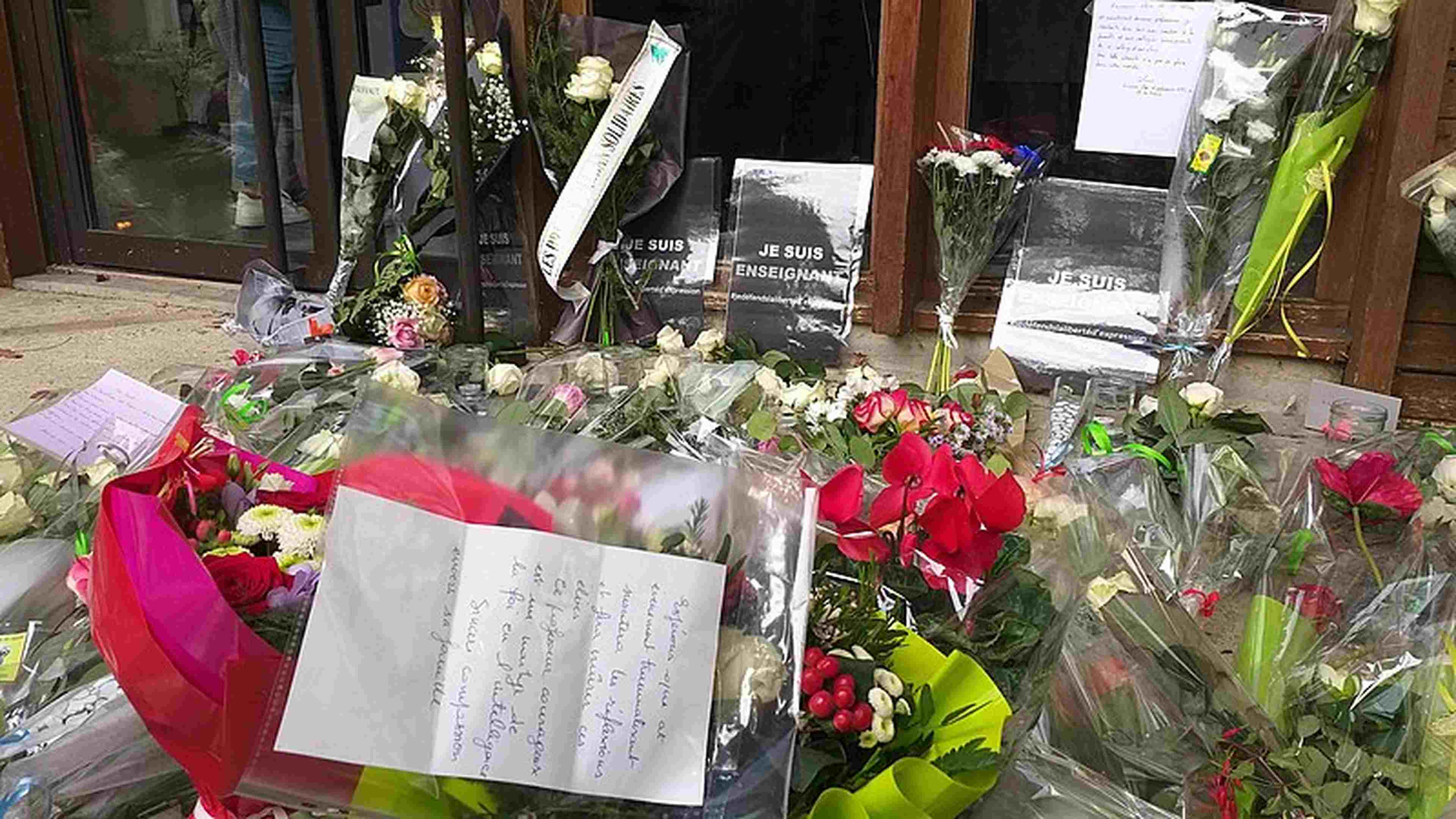 /2020/11/800px-Rassemblement_collège_conflans_17_10_20_-_fleurs_1