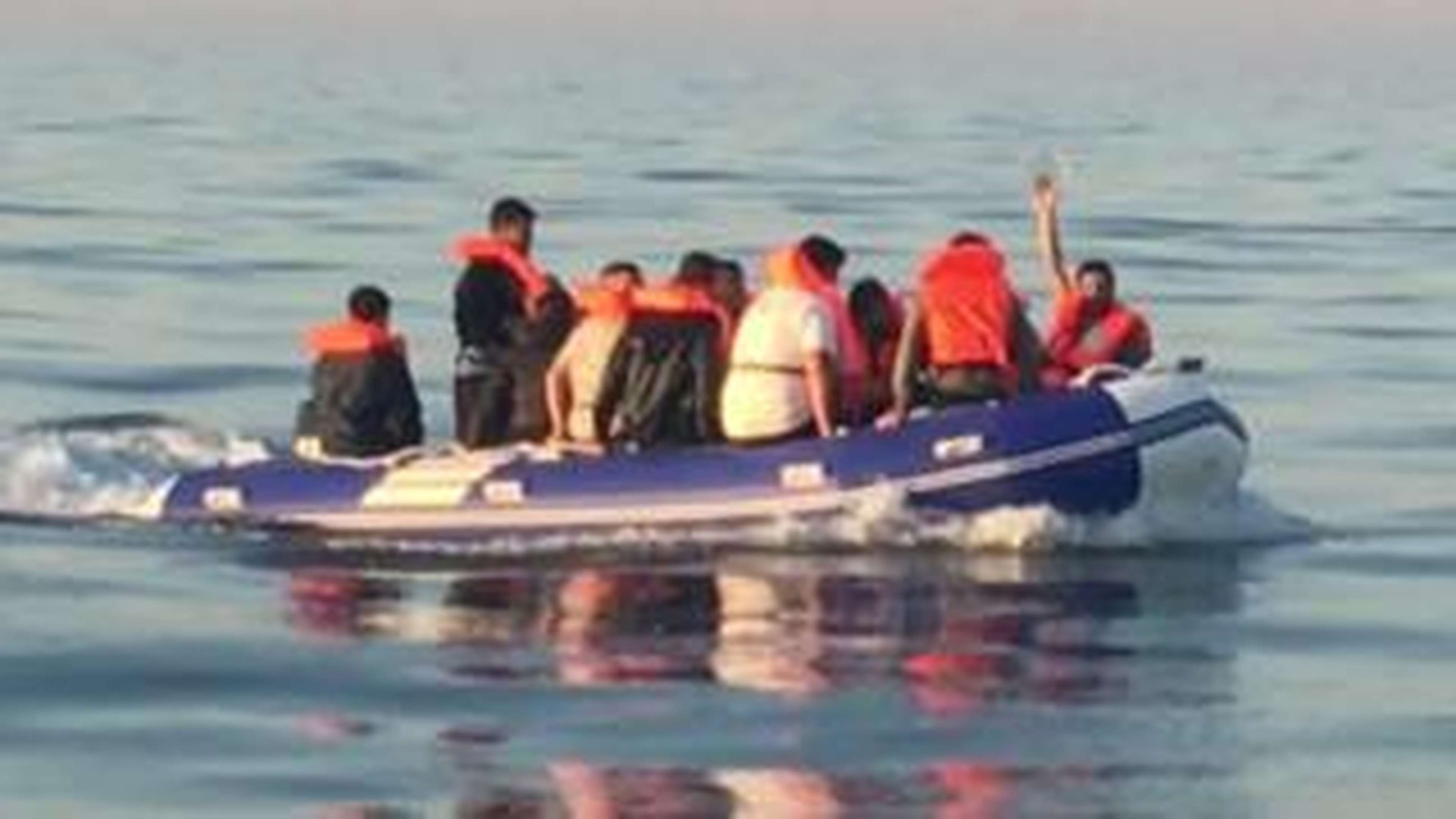 /2020/08/_113845272_migrants1