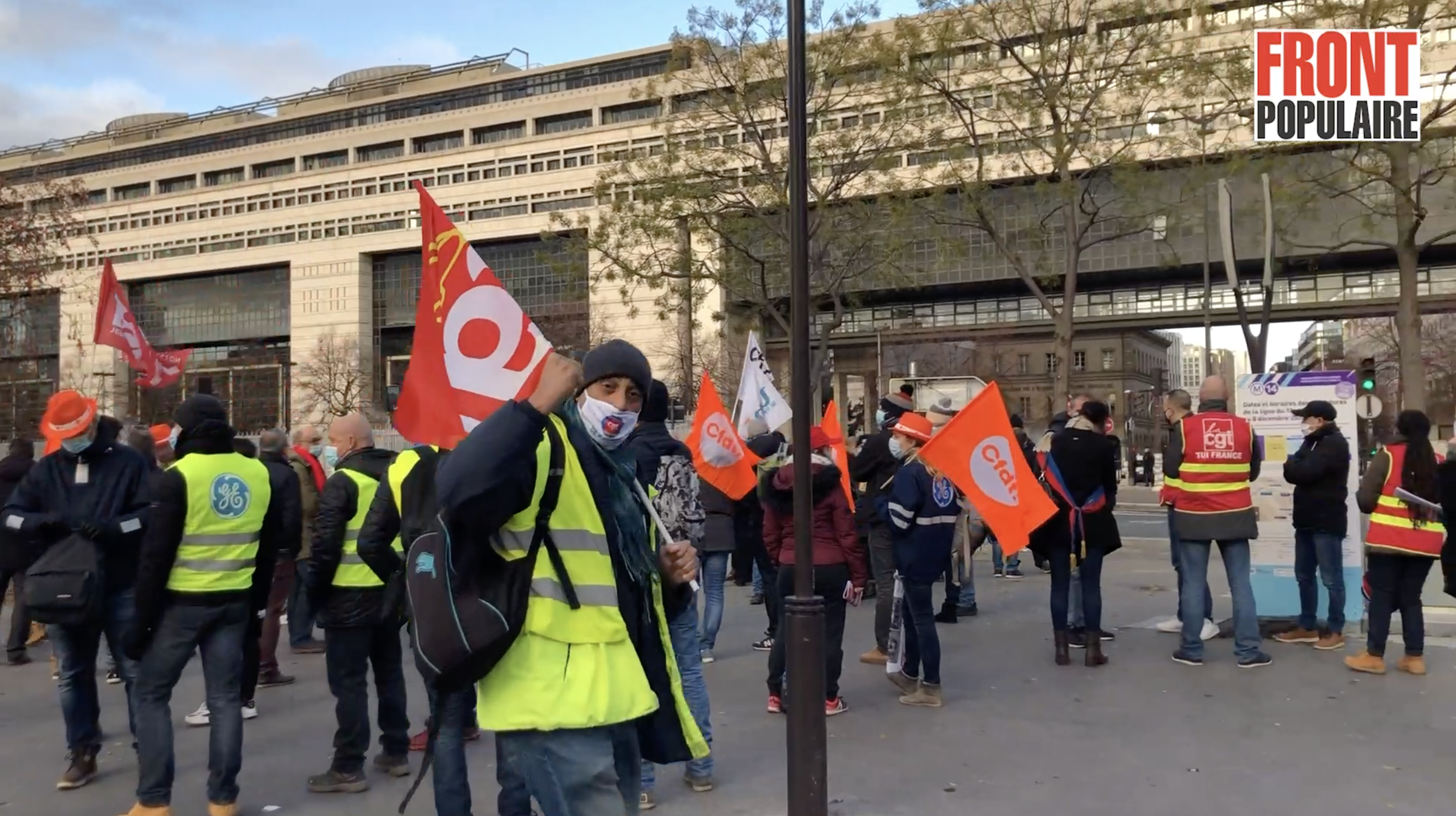 Les salariés de General Electric rassemblés devant Bercy