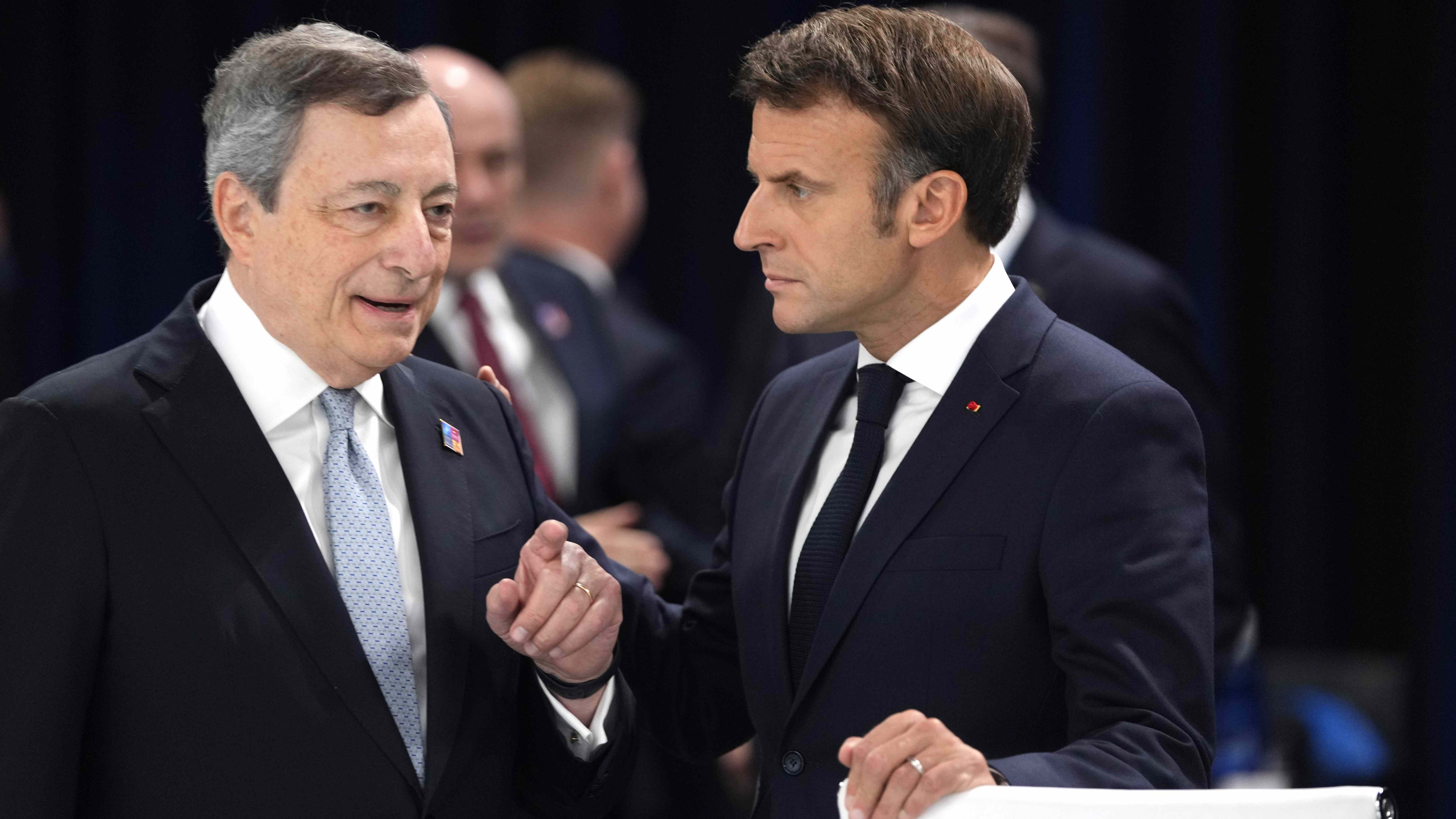 UE : Emmanuel Macron pousse pour voir le fédéraliste Mario Draghi à la ...