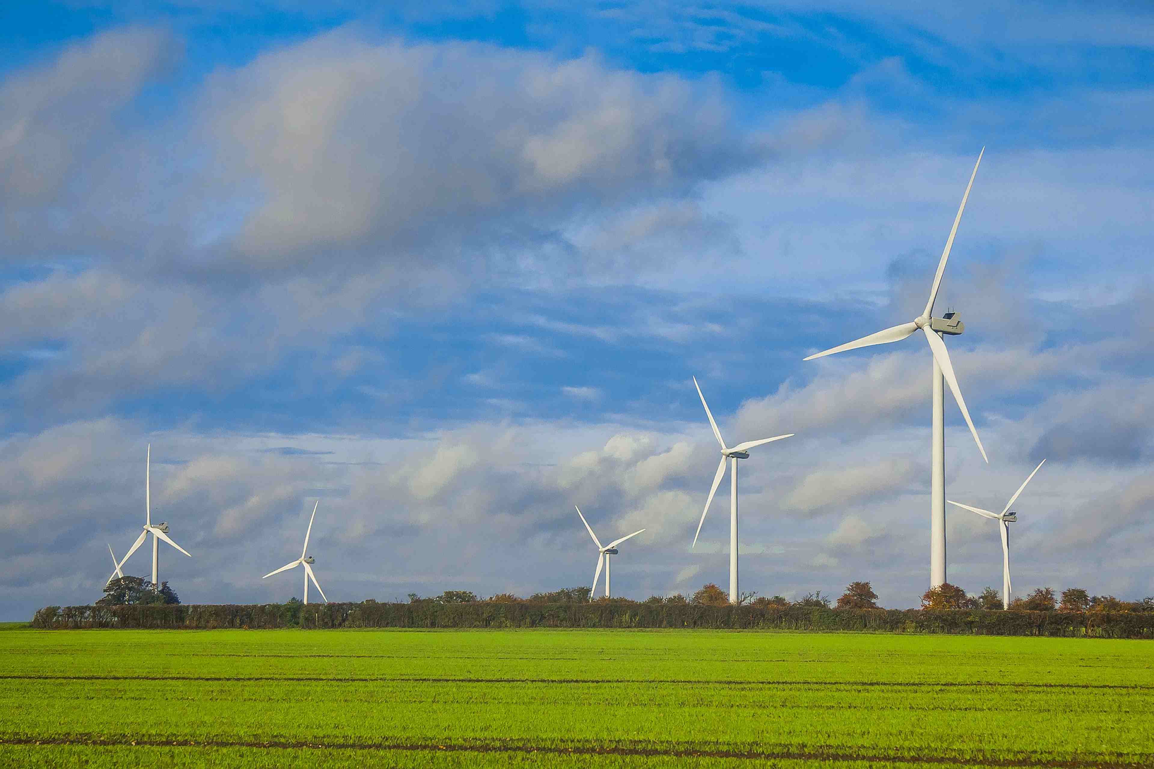 /2020/11/wind-turbines-1117890_1920
