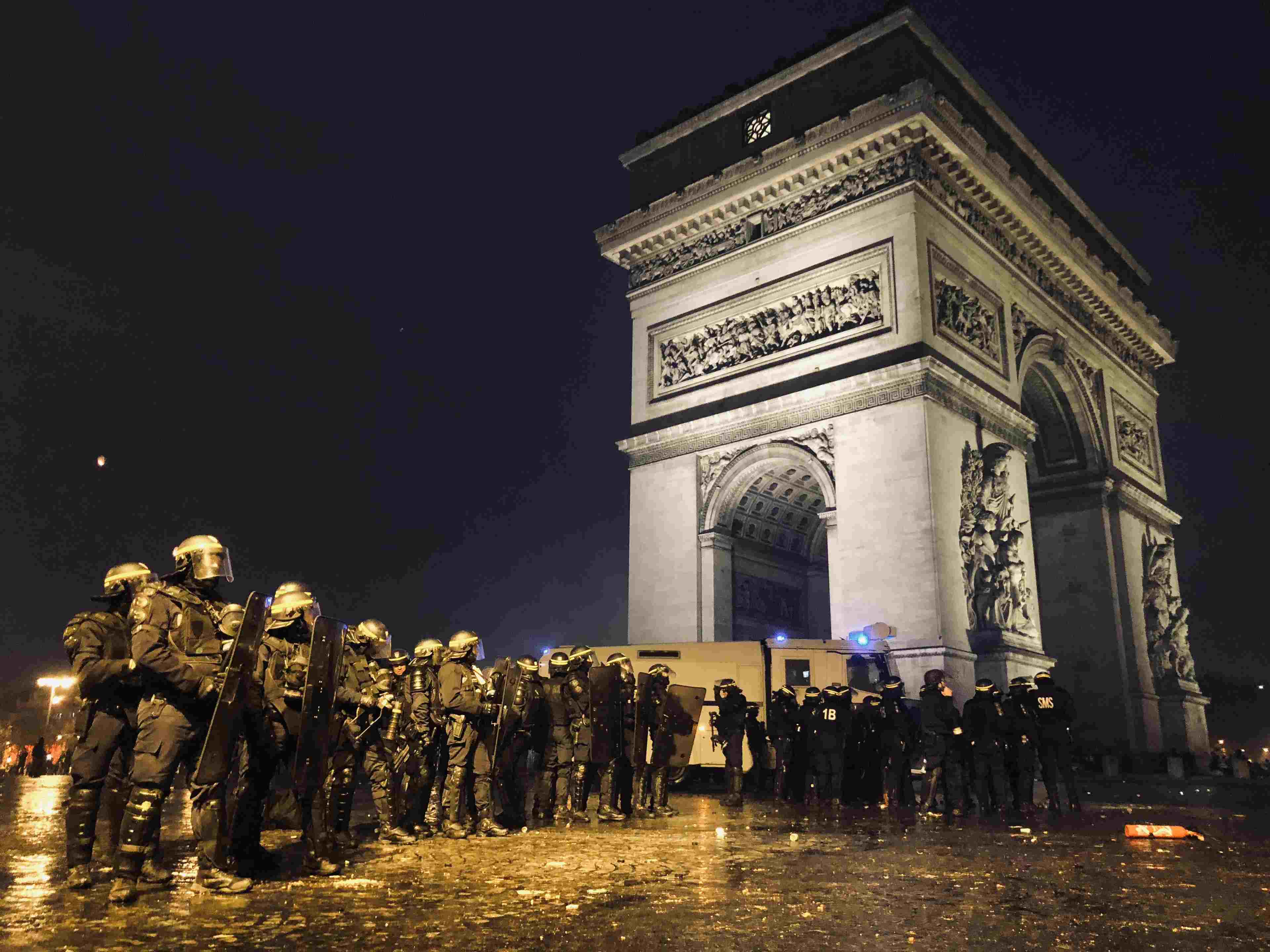 /2020/09/CRS_protégeant_l'Arc_de_triomphe_Place_de_l'Etoile_Paris
