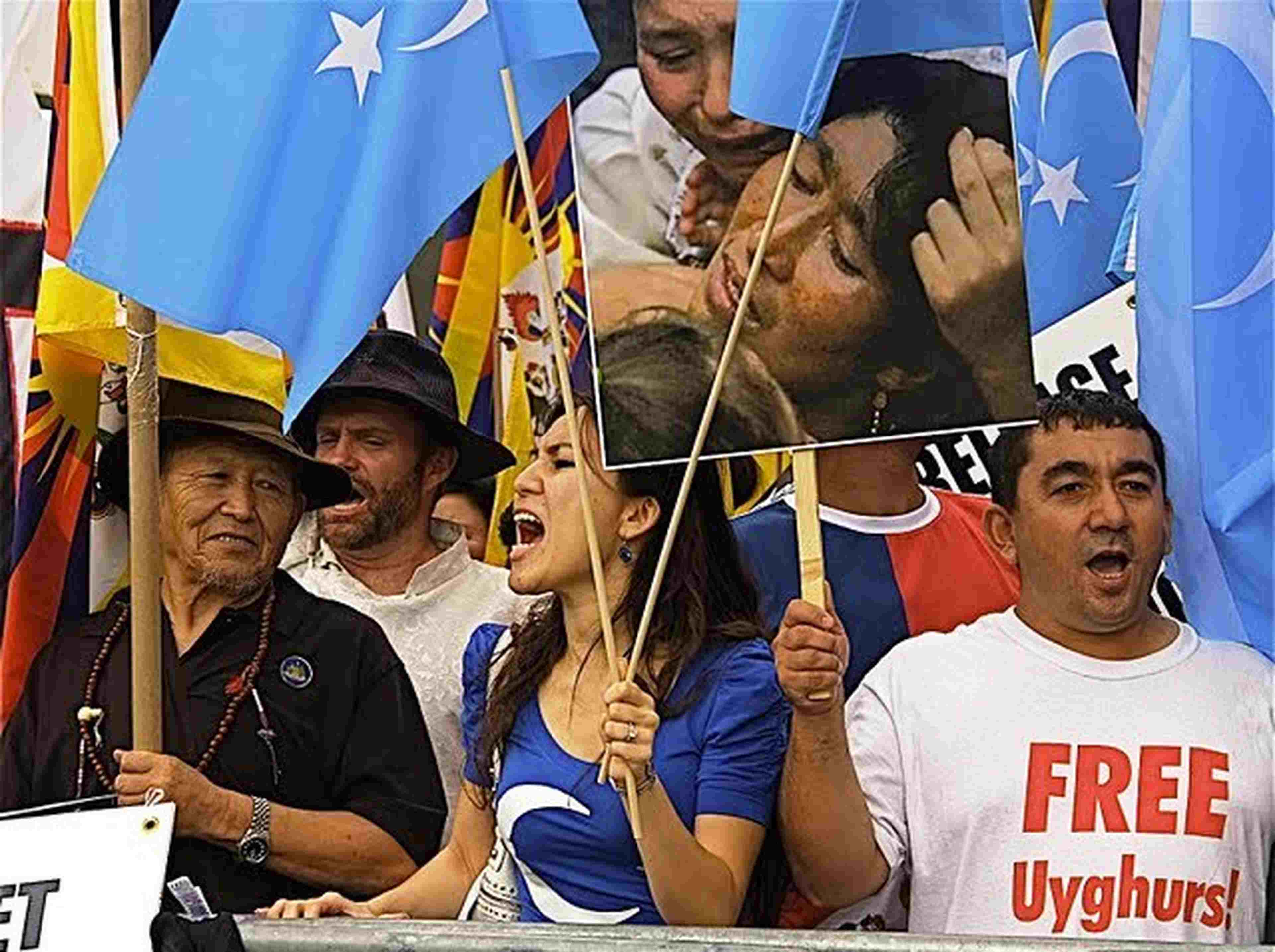 /2020/09/Uyghur_People_Demand_Freedom_with_Flag_of_East_Turkestan_in_front_of_the_U.N._Building_in_NYC_維吾爾人在紐約聯合國大樓外高舉東突厥斯坦國旗要求自由_1