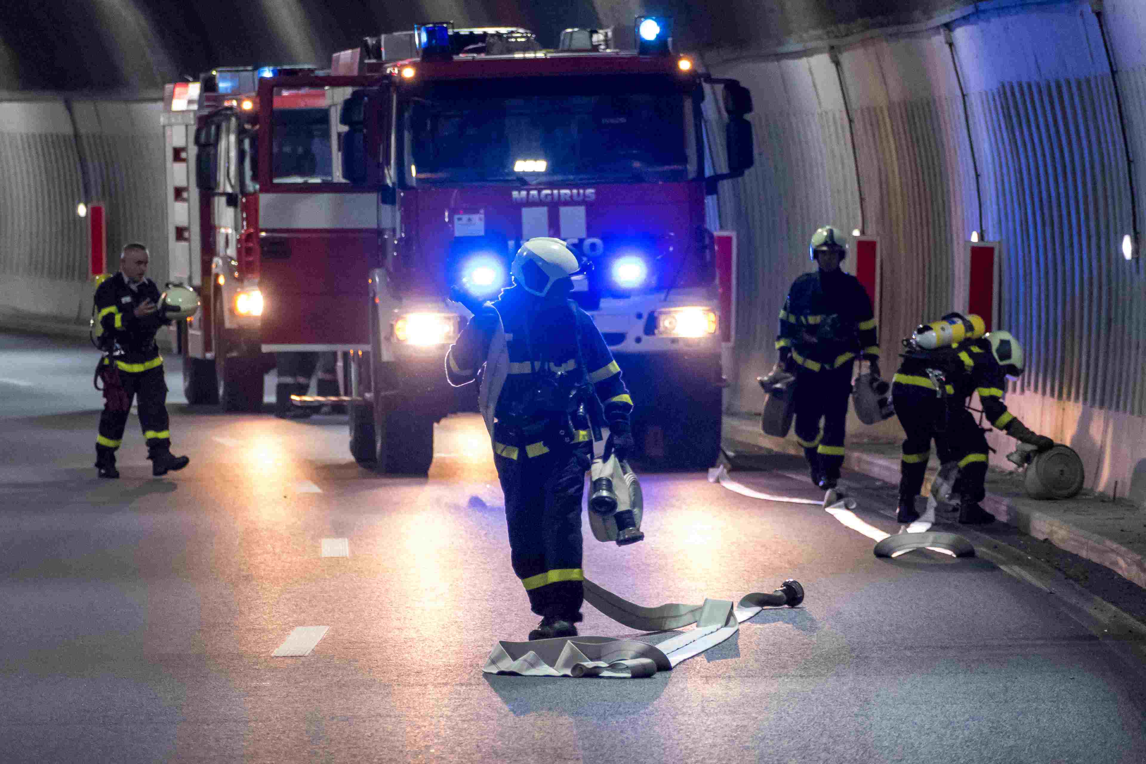 /2020/07/fire-firefighters-tunnel-emergency-service-emergency-fire-department-1593183-pxhere.com