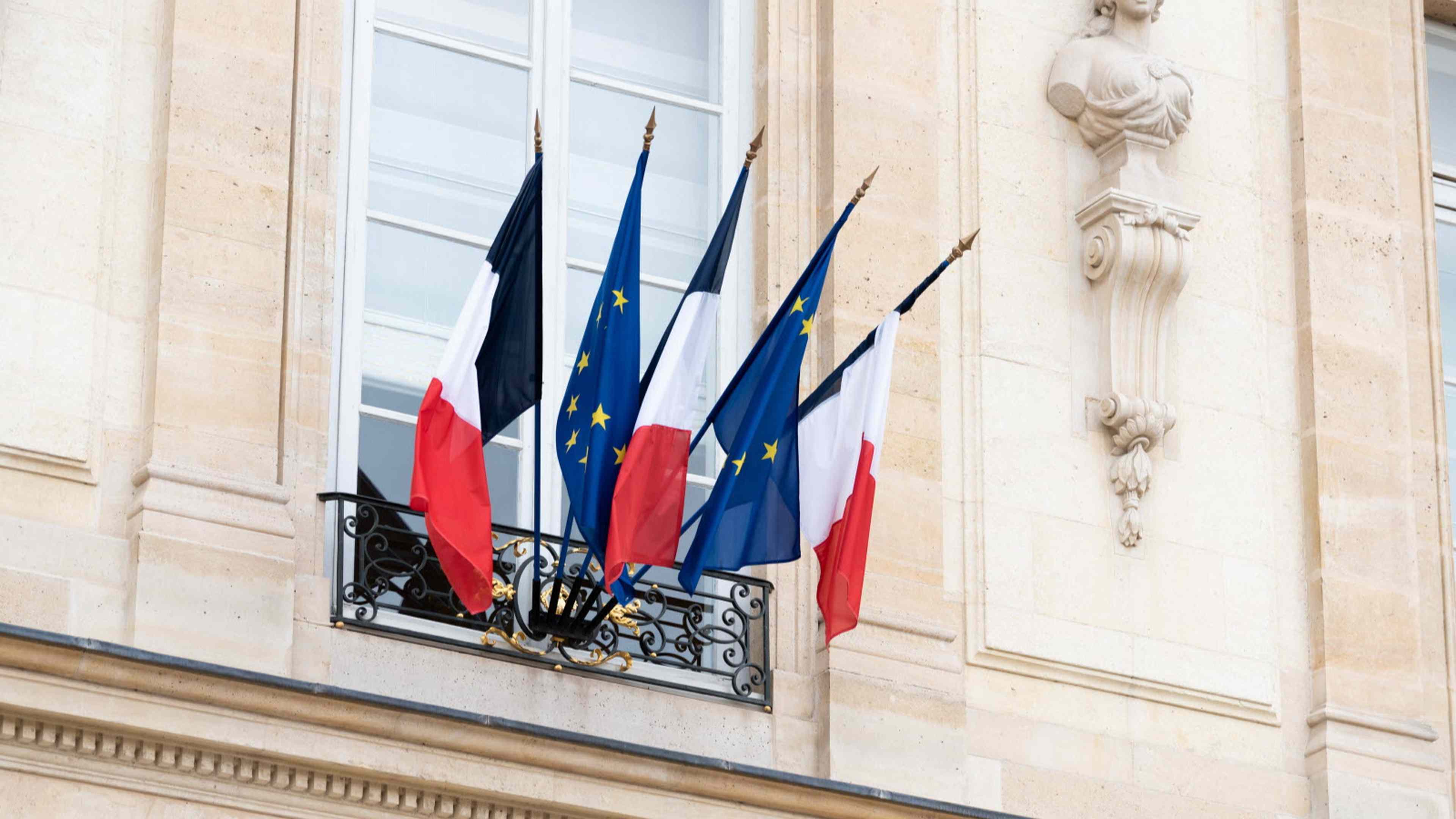drapeau-europeen-fronton-mairie-rn