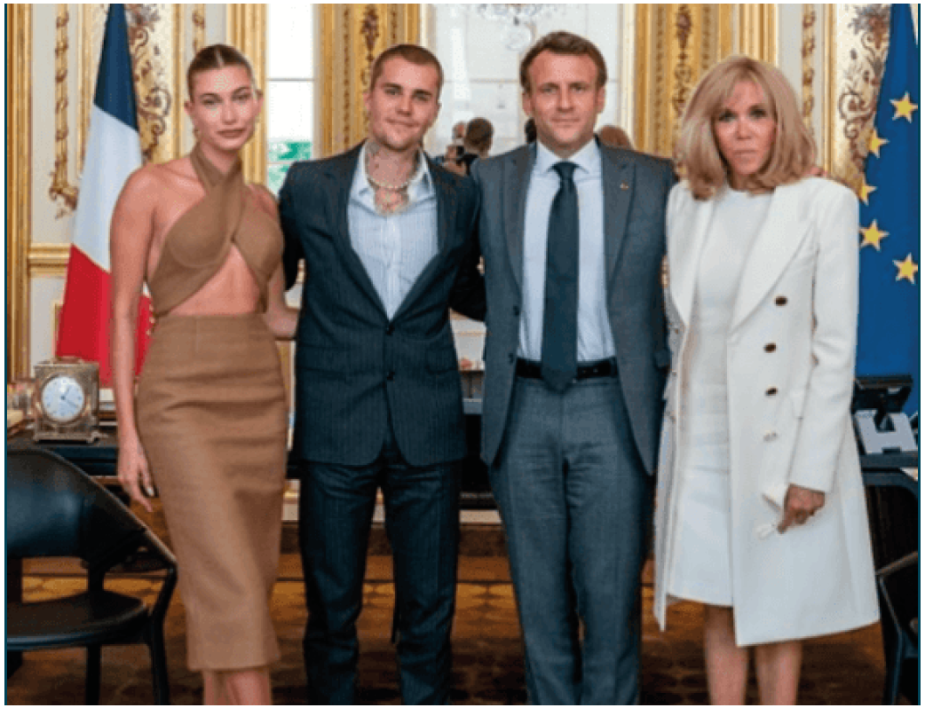 Le 22 juin 2021, Emmanuel et Brigitte Macron reçoivent à l’Élysée le chanteur canadien Justin Bieber et son épouse Hailey Baldwin, vêtue d’une robe présentée par son couturier comme étant de coupe ab-baring (abdominaux apparents).