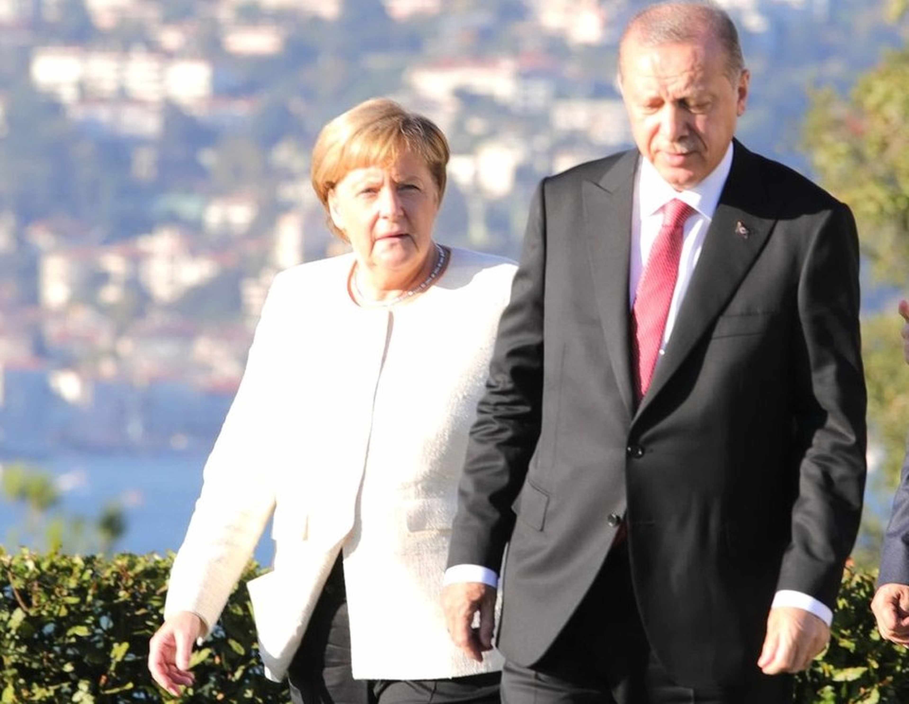 /2020/11/1600px-Merkel,_Erdoğan,_Putin_and_Macron_before_the_Summit_for_Syria