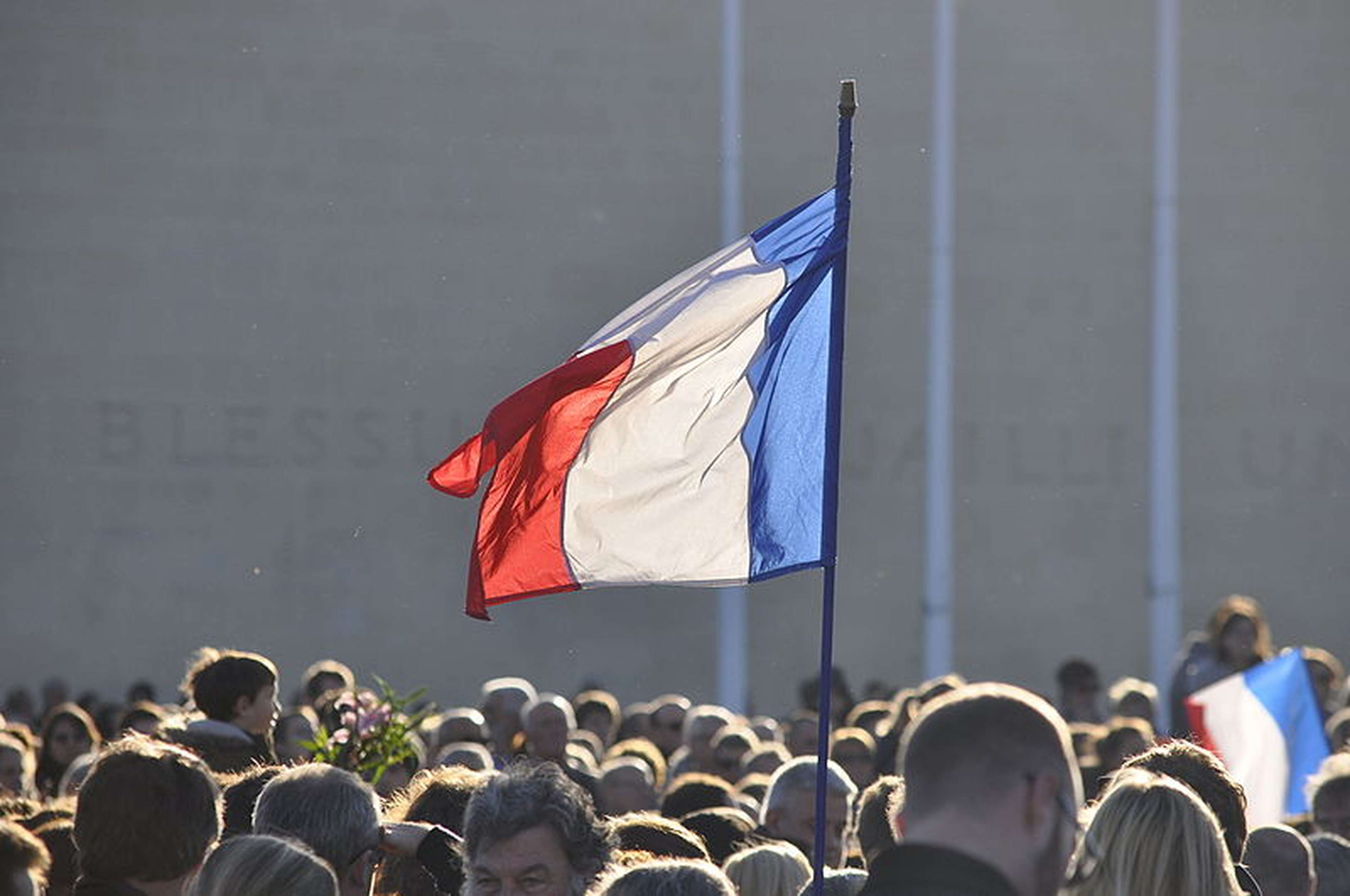 /2020/10/Drapeau_français_flottant_devant_le_Mémorial_de_Caen_le_15_novembre_2015