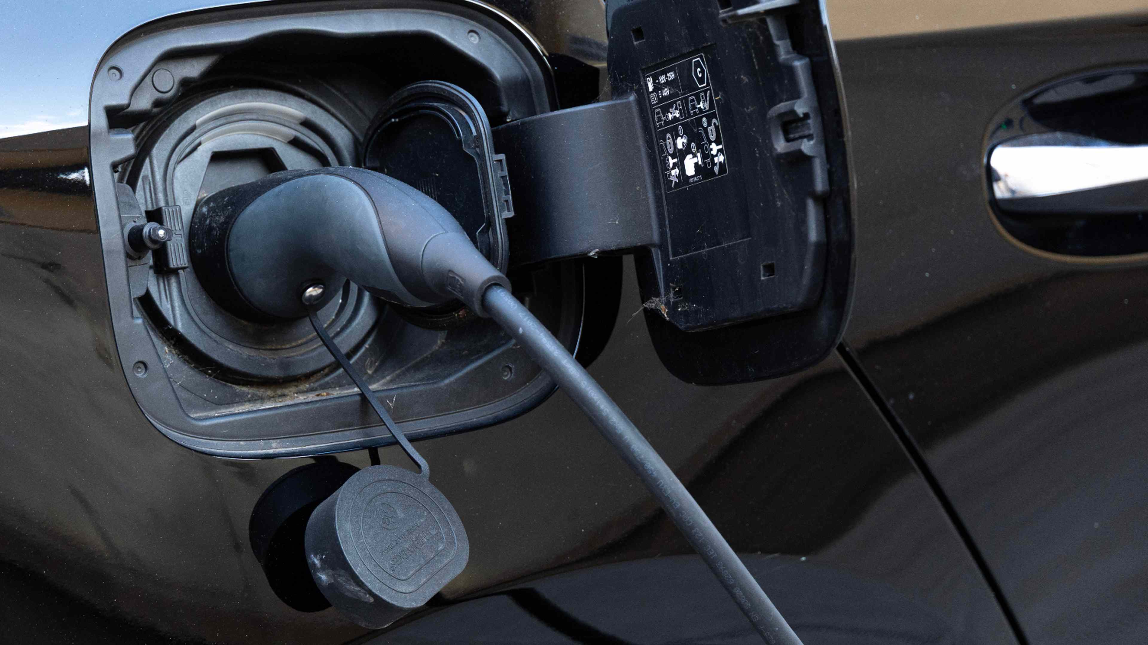 e-totem-bornes-recharges-electriques-vehicules-voitures-crise-industrielle