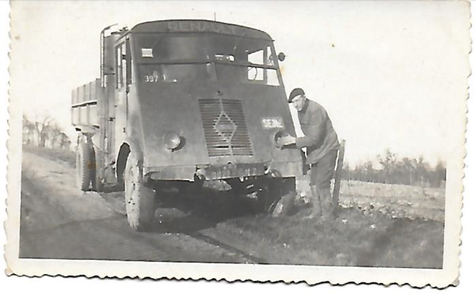 -	Mon grand-père Maurice avec son camion.