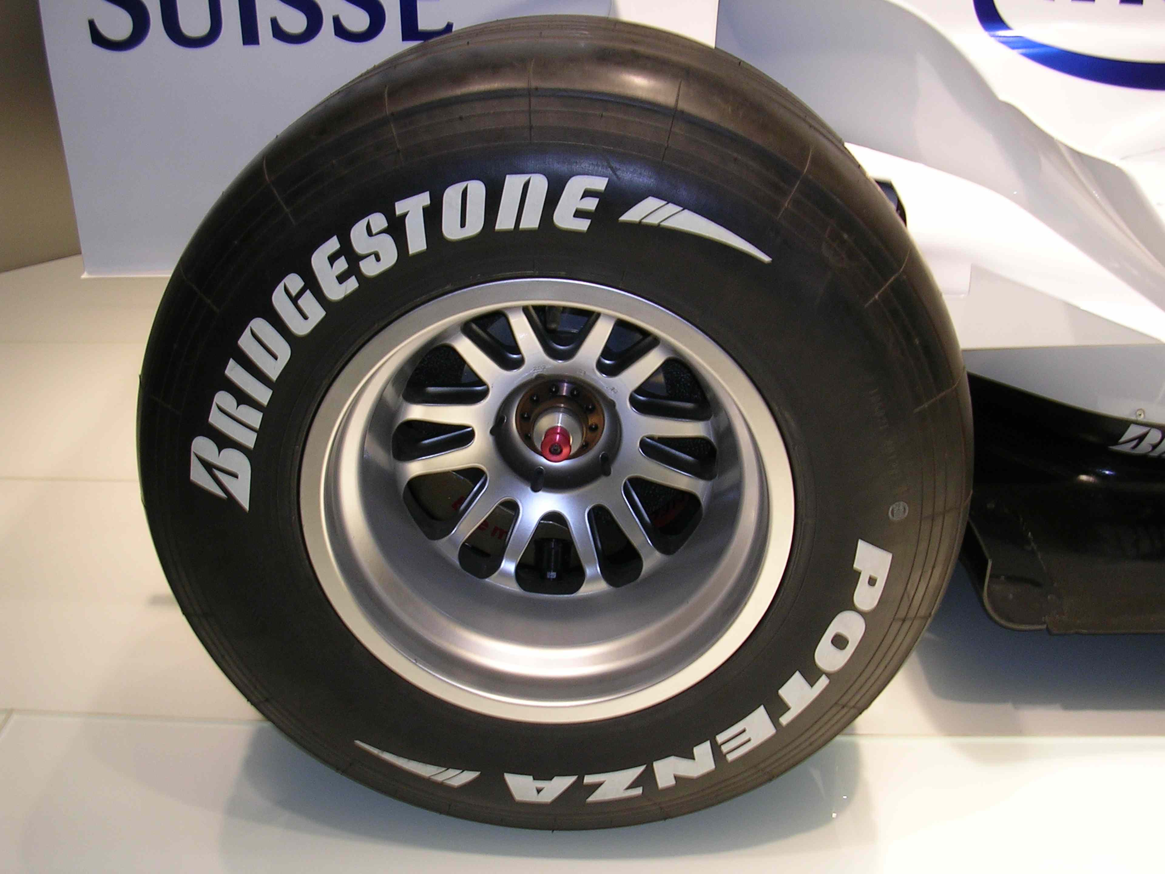 /2020/11/BMW_Sauber_F1.06_rear_wheel_-_Bridgestone_tire
