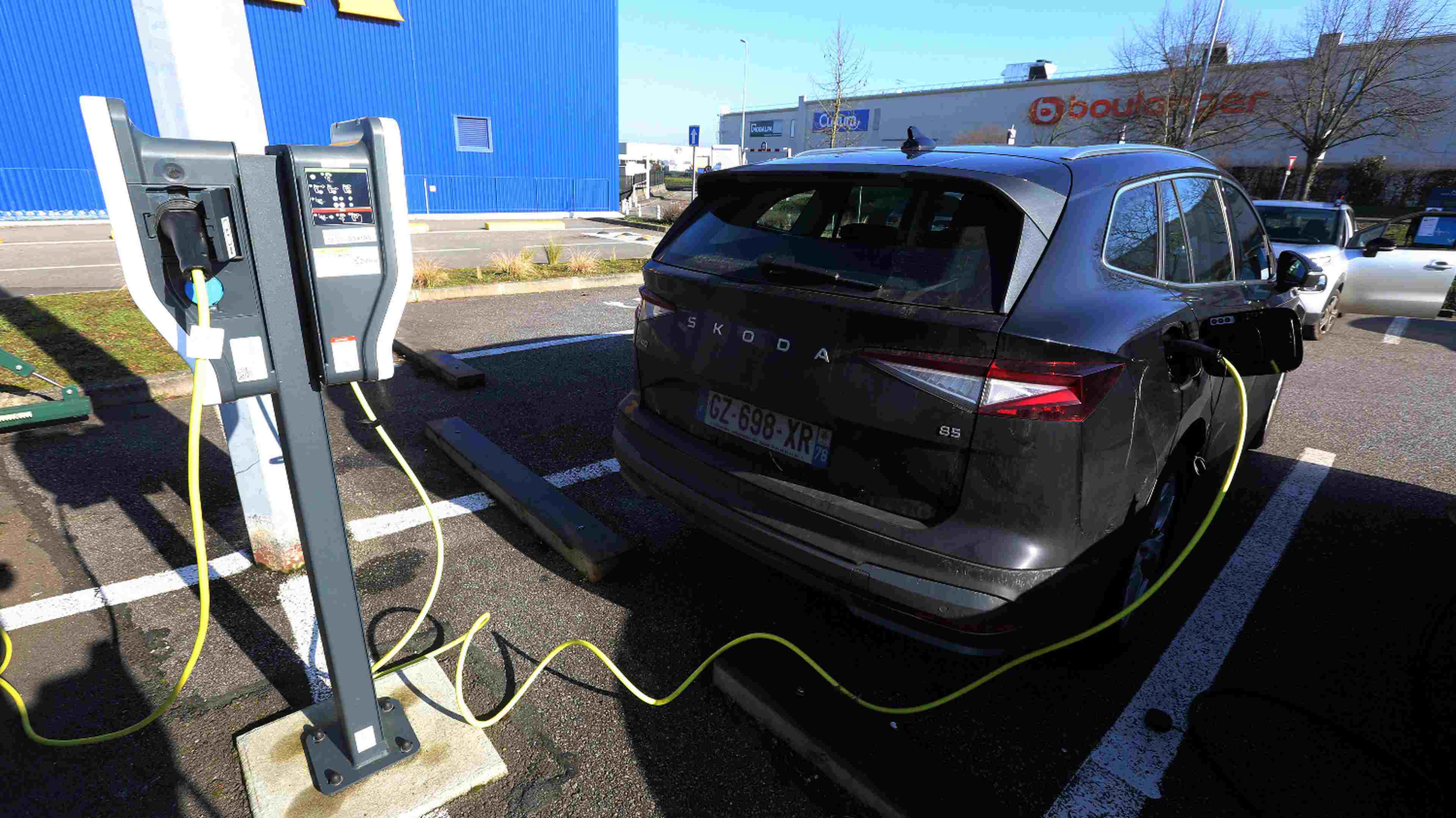 voiture-thermique-electrique-hybride-directive-2035-clausse-revoyure