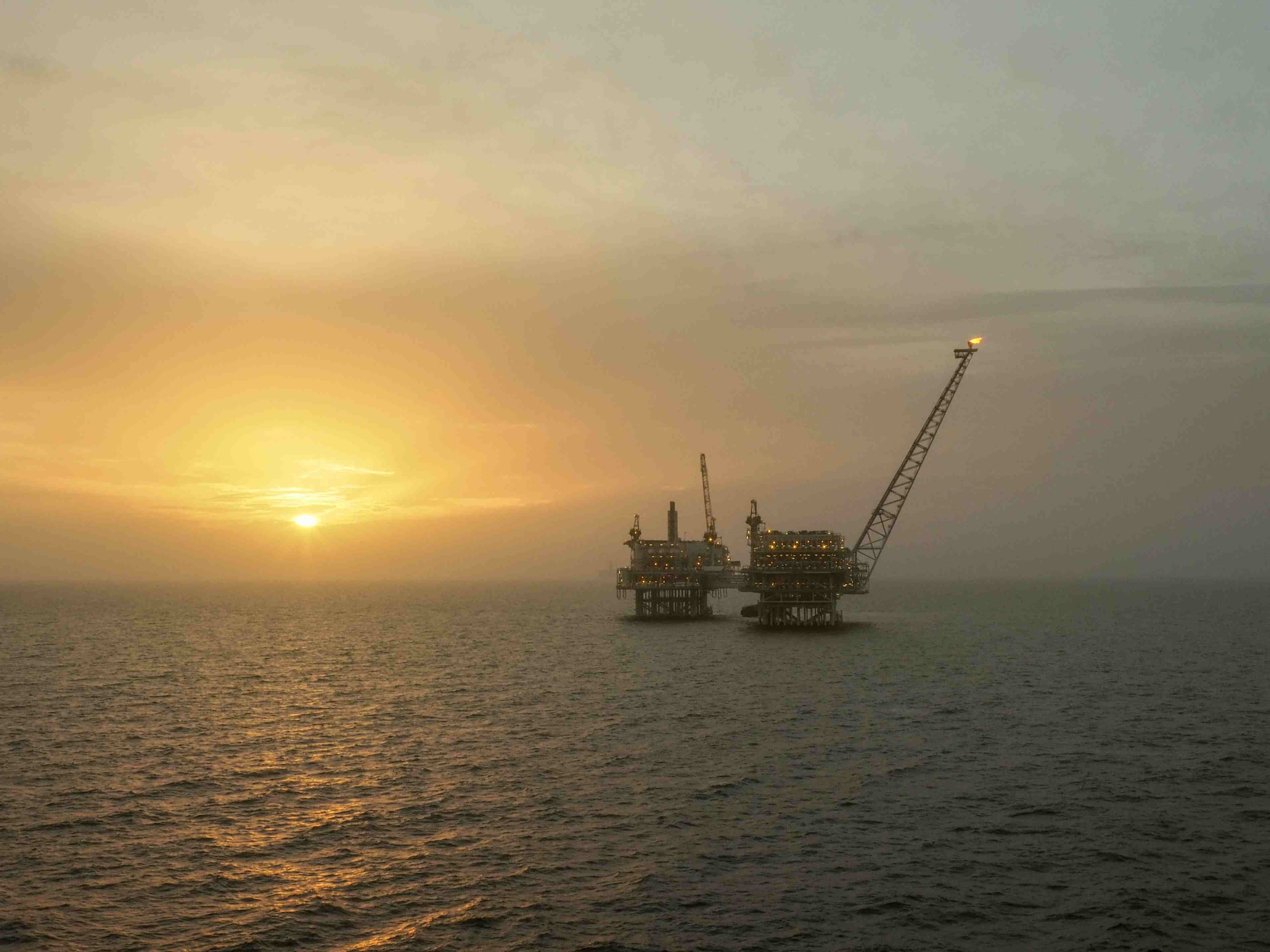 /2020/07/oil-rig-in-the-sunrise-1468171