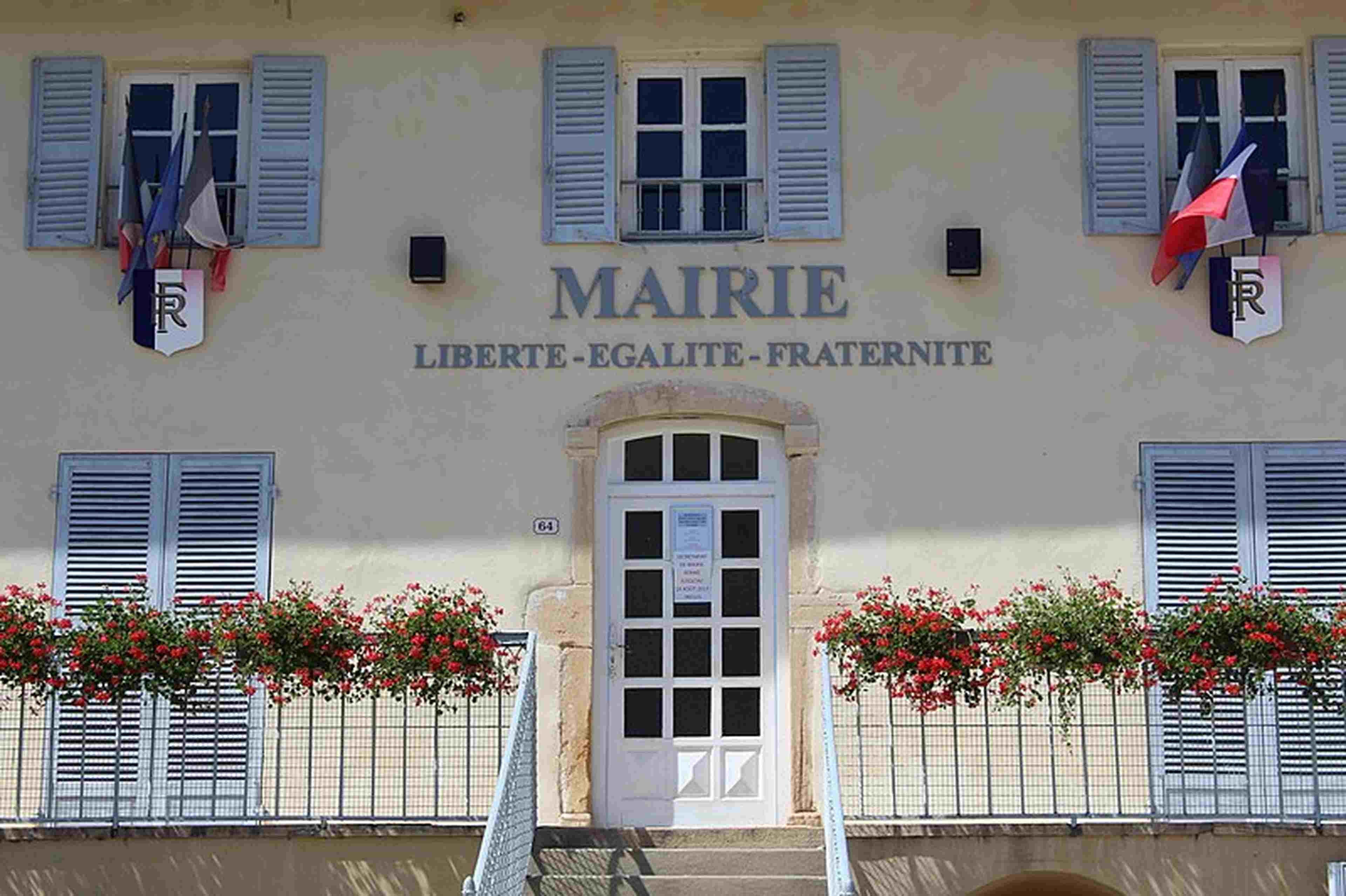 /2020/09/800px-Mairie_Chiroubles_3
