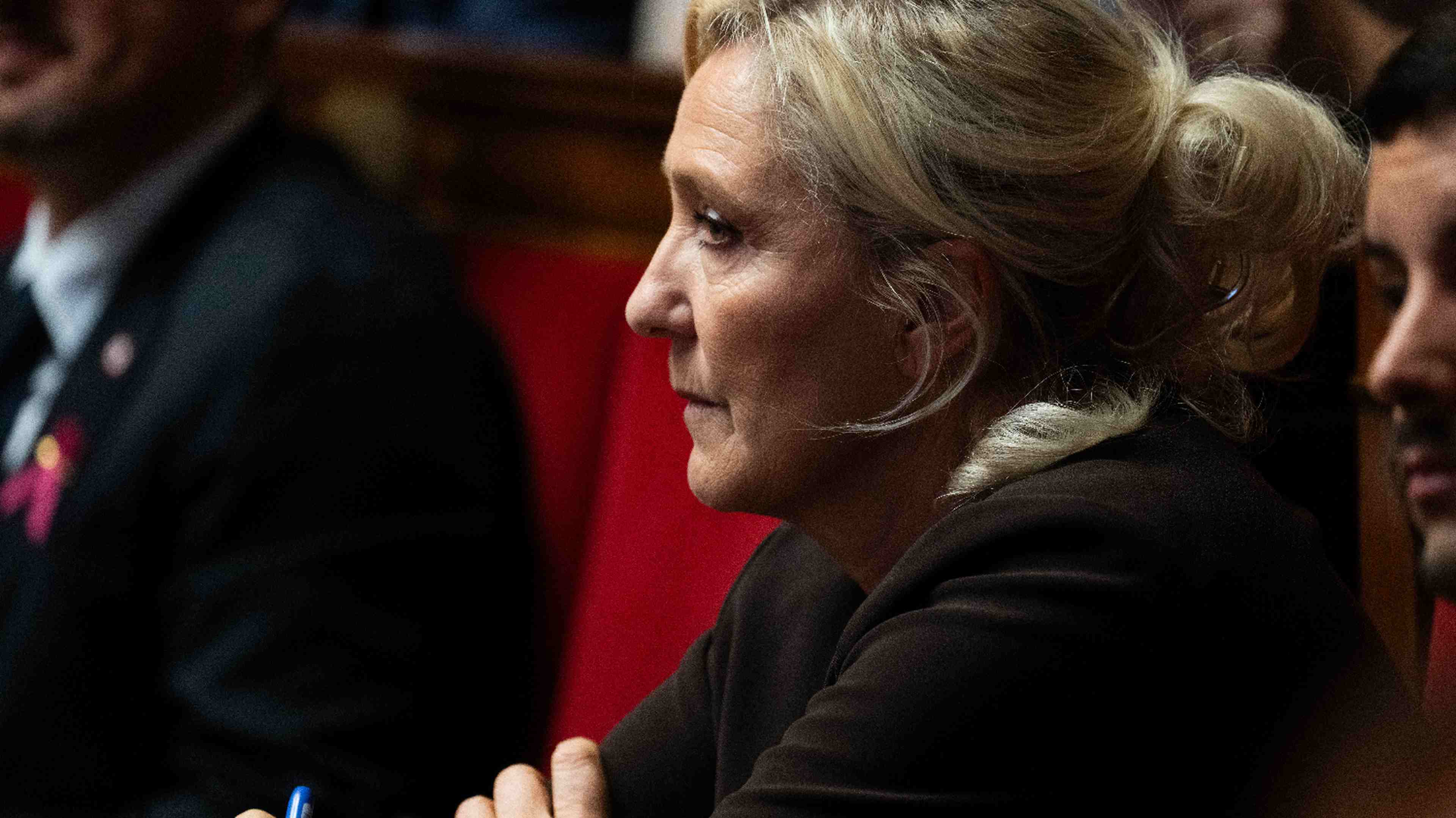 marine-le-pen-rassemblement-national-emeutes-17-octobre-commission-enquete