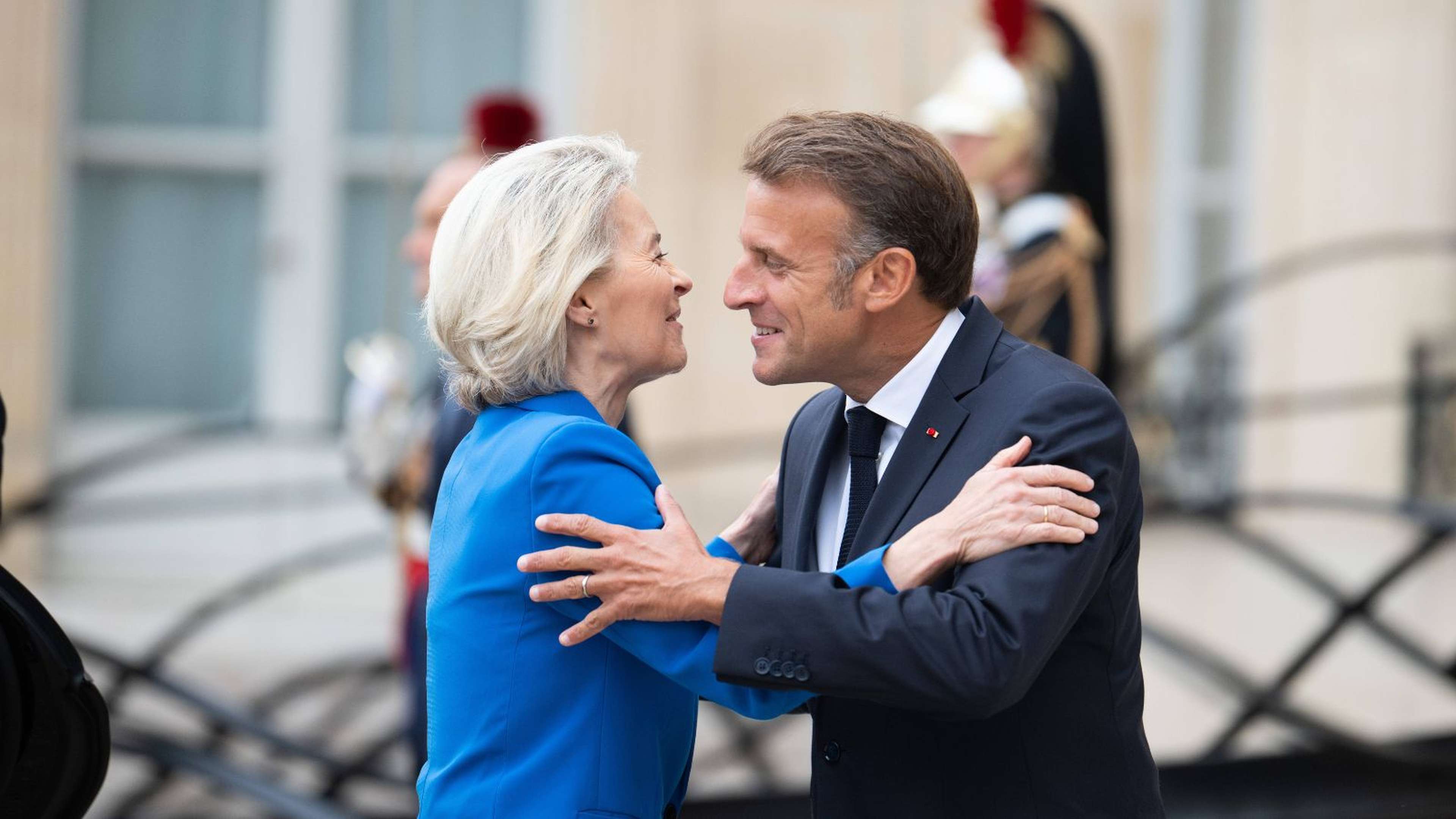 macron-ursula-von-der-leyen-sms