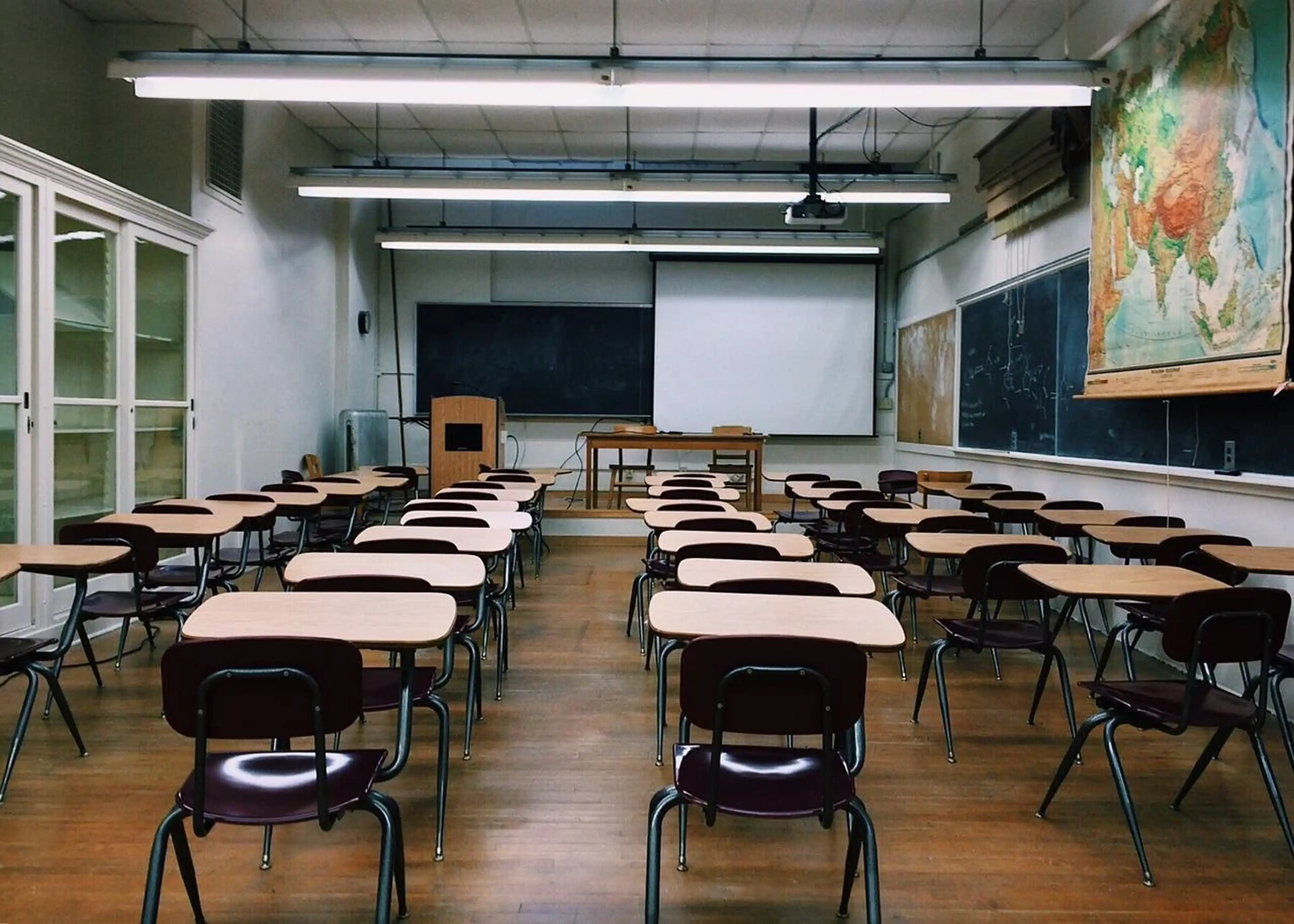 /2022/06/classroom-2093743_1280