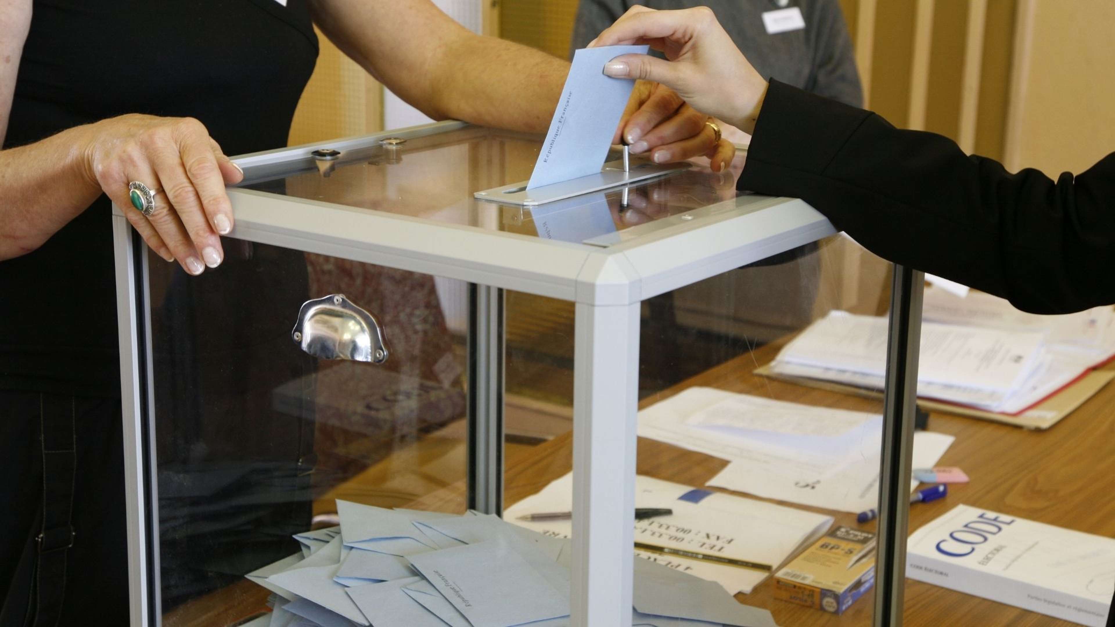 /2021/10/vote-bulletin-urne