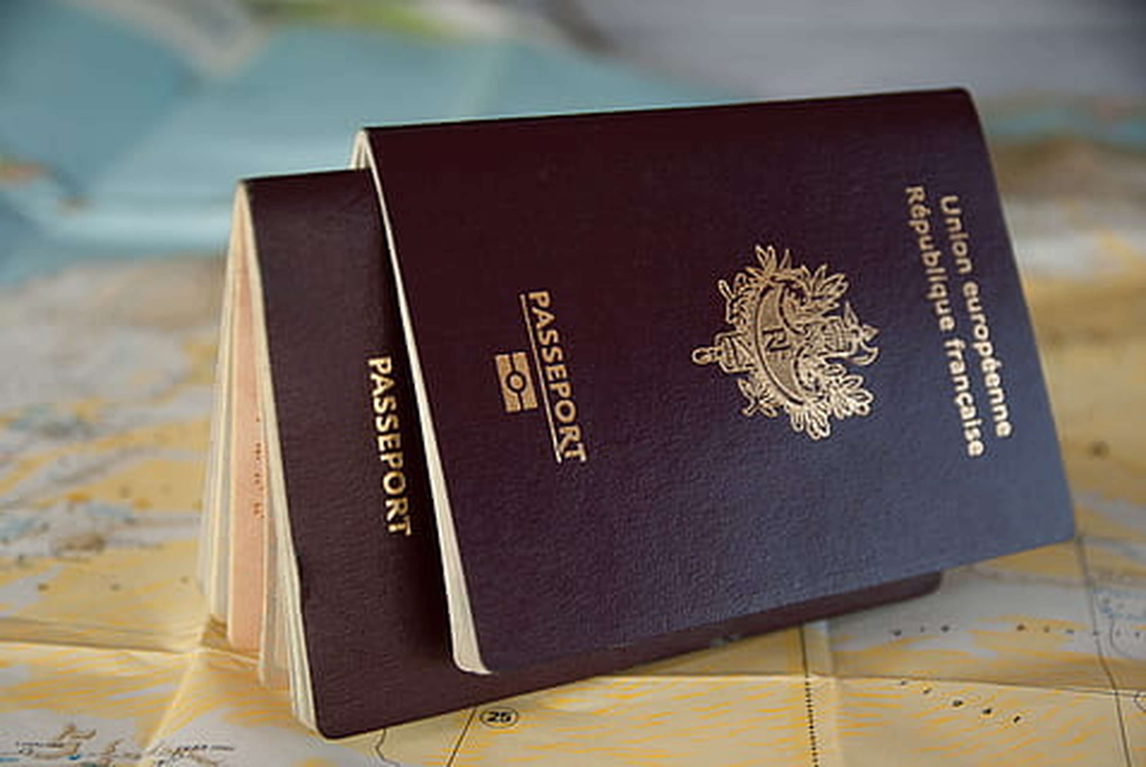 /2020/08/passport-border-customs-traveler-thumbnail
