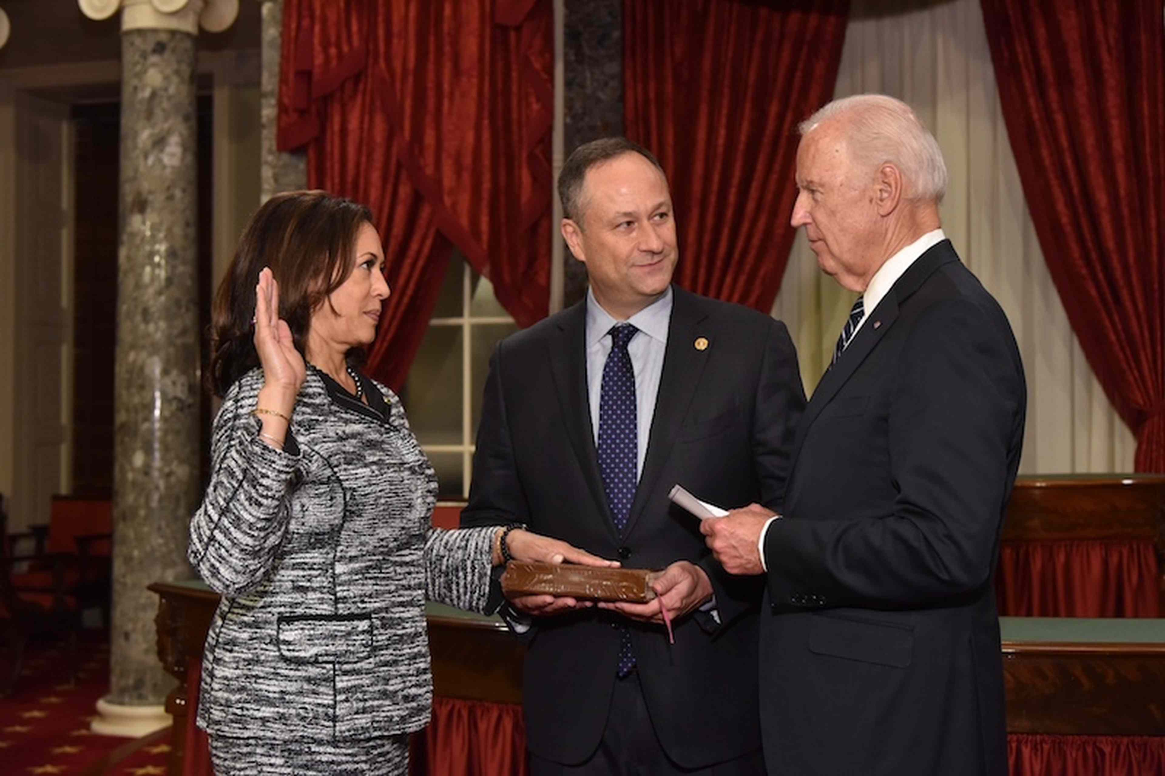 /2020/08/Kamala_Harris_takes_oath_of_office_as_United_States_Senator_by_Vice_President_Joe_Biden