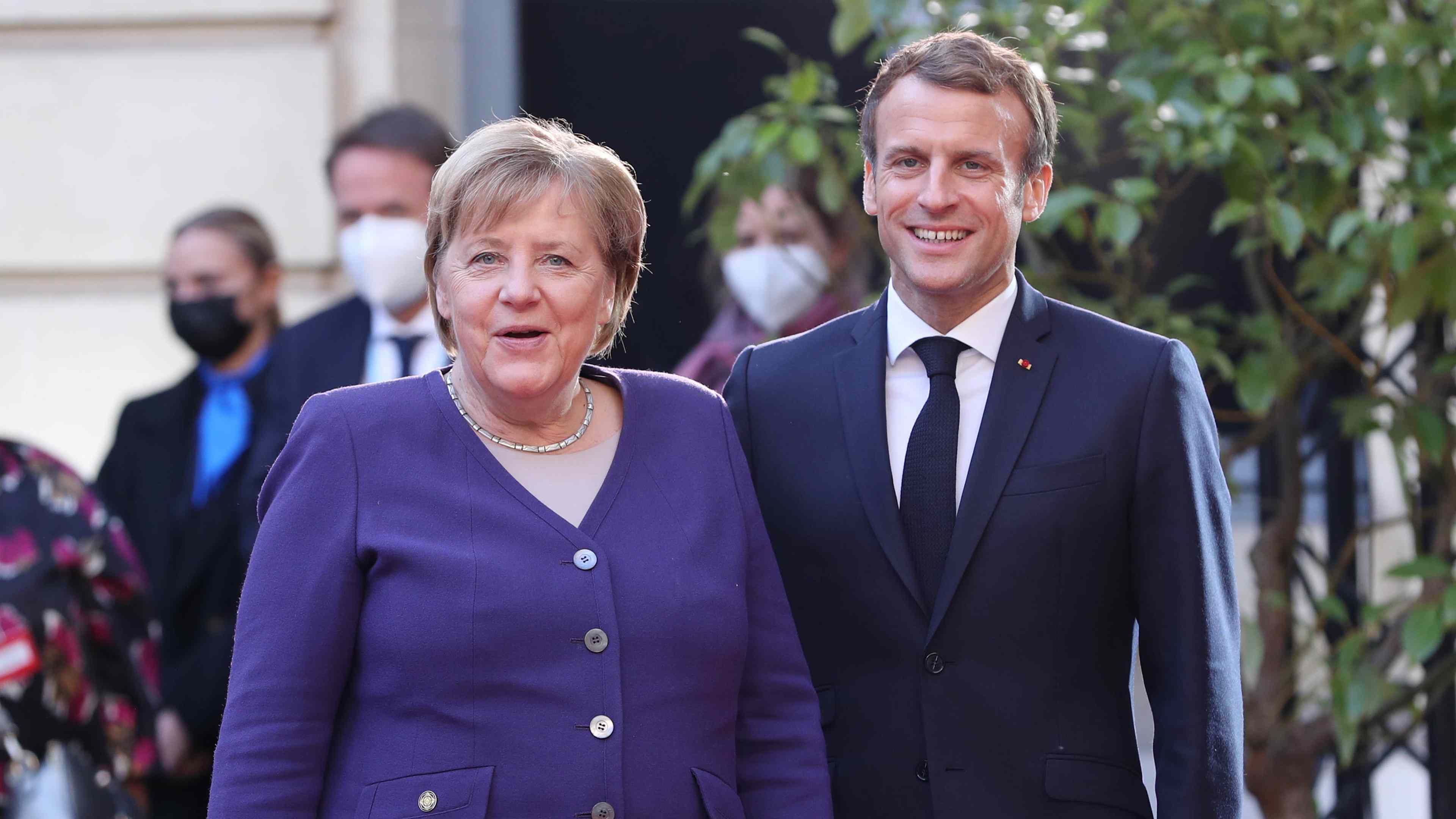 emmanuel-macron-merkel-centrisme-bloc-etranger