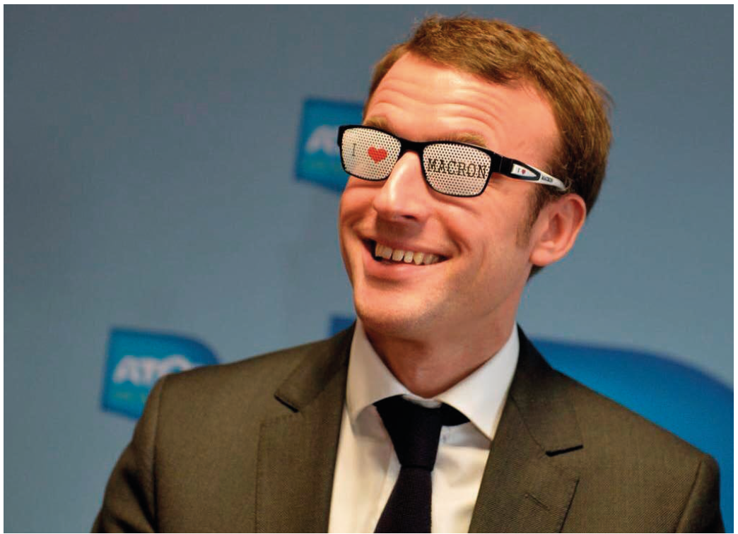 Le 31 mars 2016, Emmanuel Macron, alors ministre de l’Économie, se rend sur le site industriel d’un fabricant de lunettes à Beaune (Côte-d’Or). Un cadeau l’y attend : une paire de solaires à sa gloire, qui parodie le logo «&nbspI Love New York ».