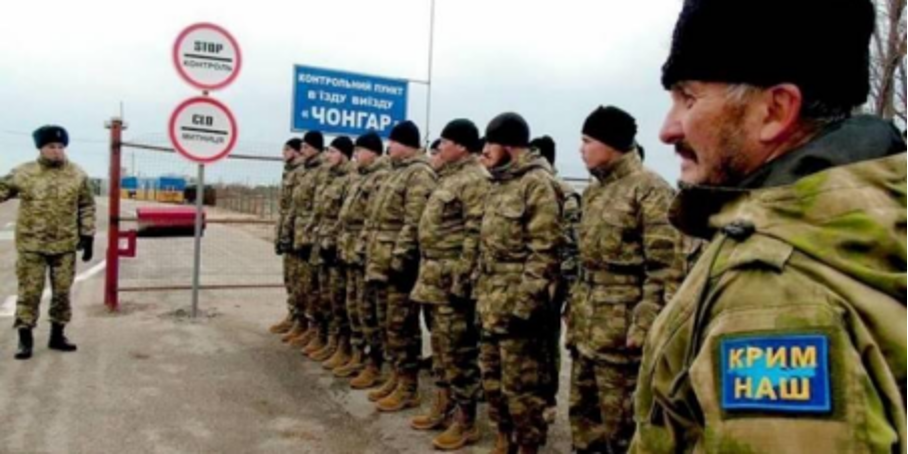 Des hommes du bataillon Çelebicihan à sa formation en 2017. Sur le patch du soldat au premier plan : la Crimée  dessinée avec les mots “Krym Nash” : «&nbspLa Crimée est à nous », slogan ukrainien datant de l’annexion de 2014.  