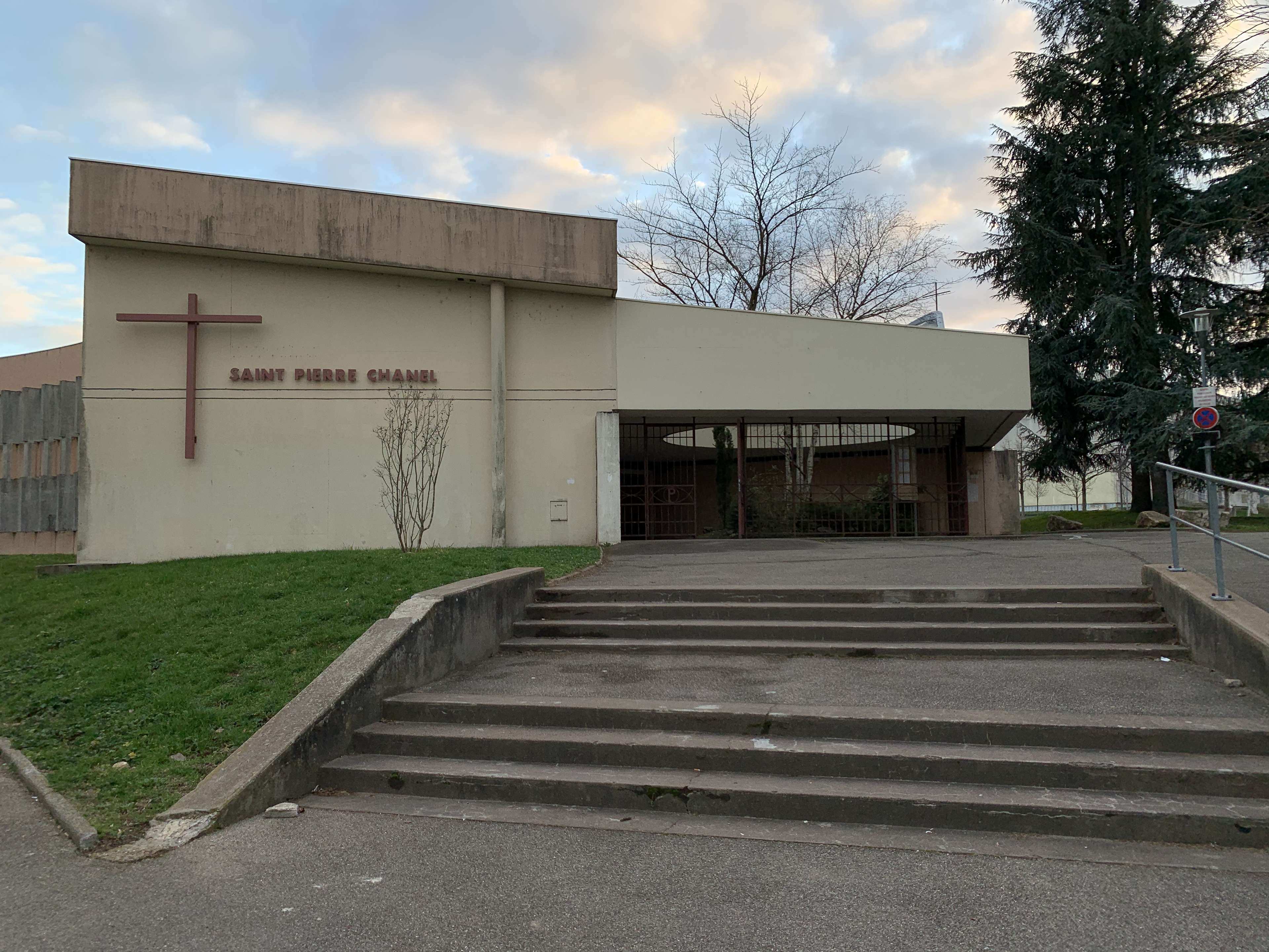/2020/10/Église_Saint-Pierre-Chanel_de_Rillieux-la-Pape_(2)