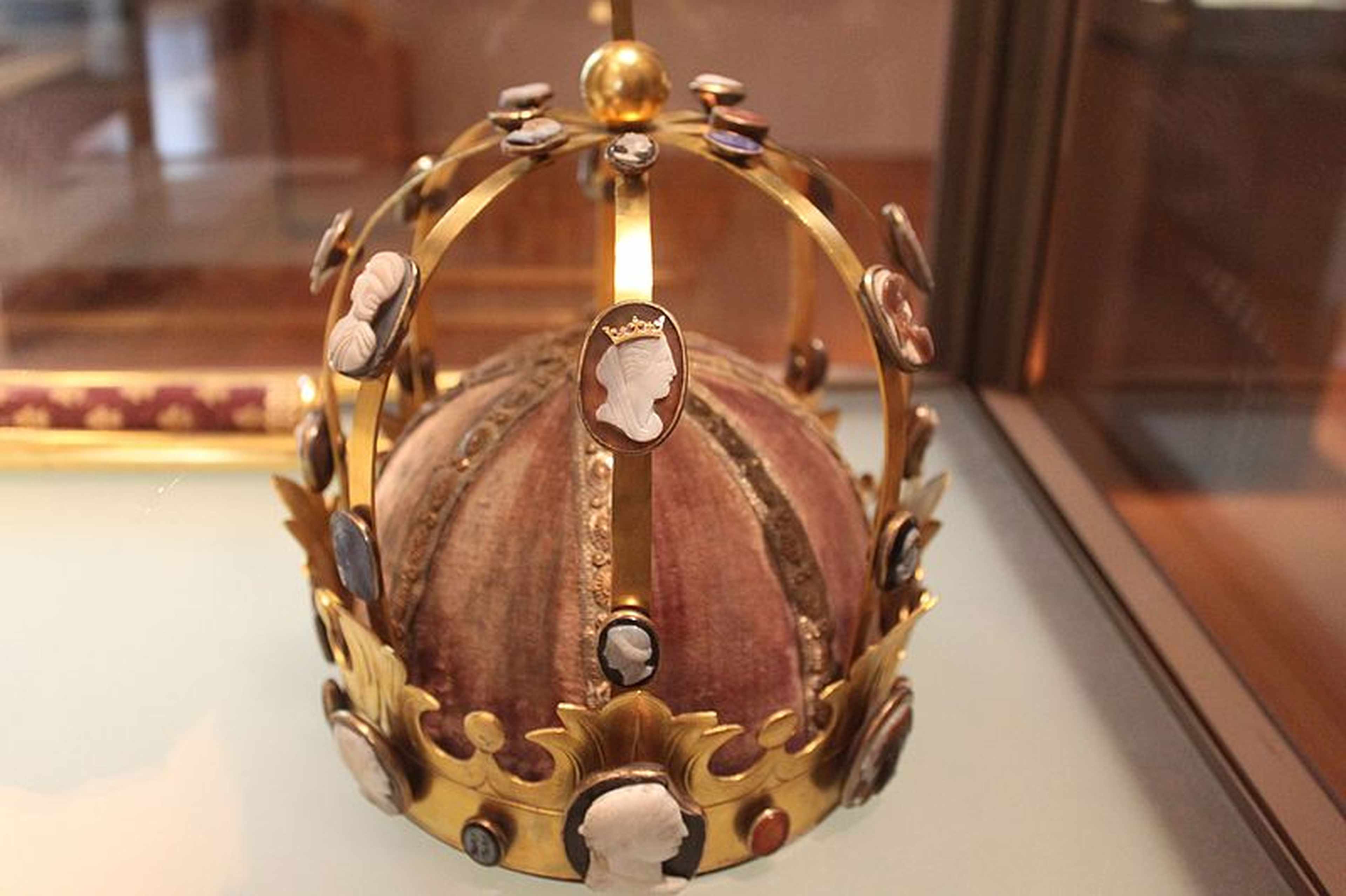 /2020/10/Couronne_dite_de_Charlemagne_-_Paris_-_1804_-_Louvre_-_MS_91