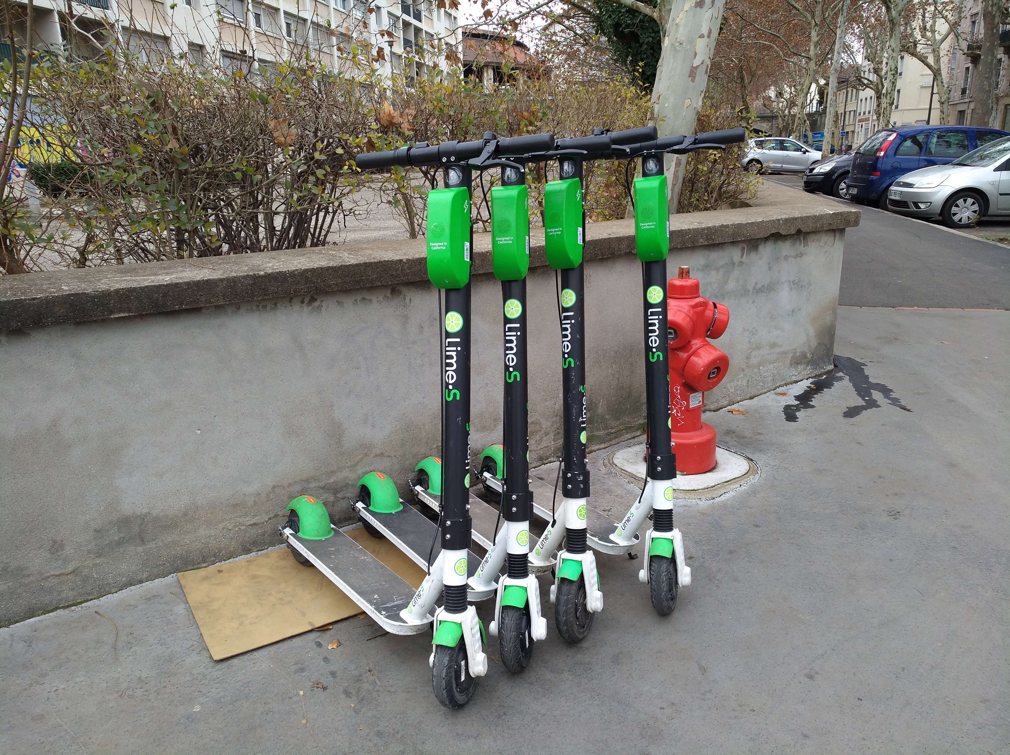 /2020/09/Lyon_2e_-_Trottinettes_LimeS_stationnées_(janv_2019)_1
