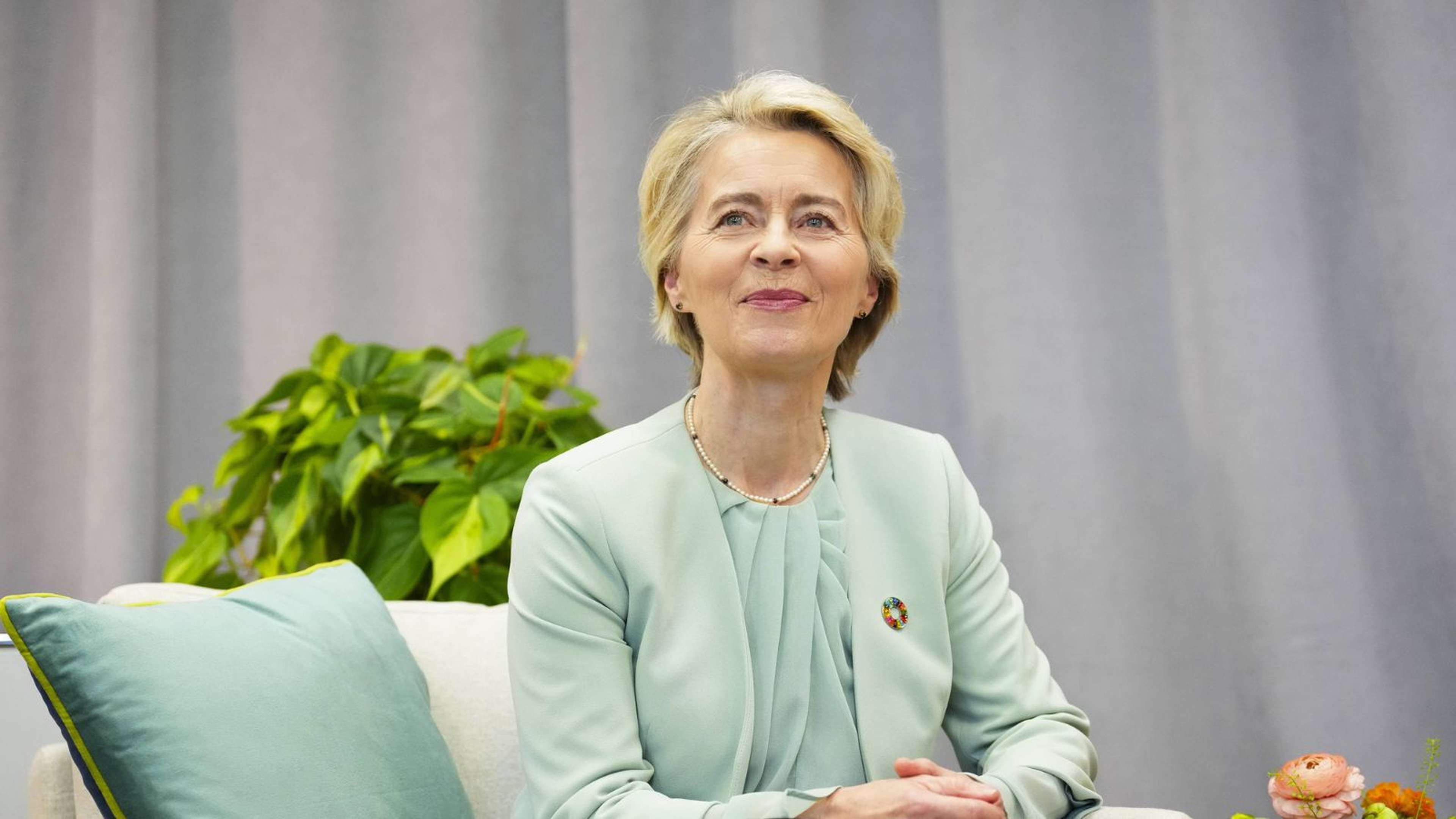 ursula-von-der-leyen-haut-chateau