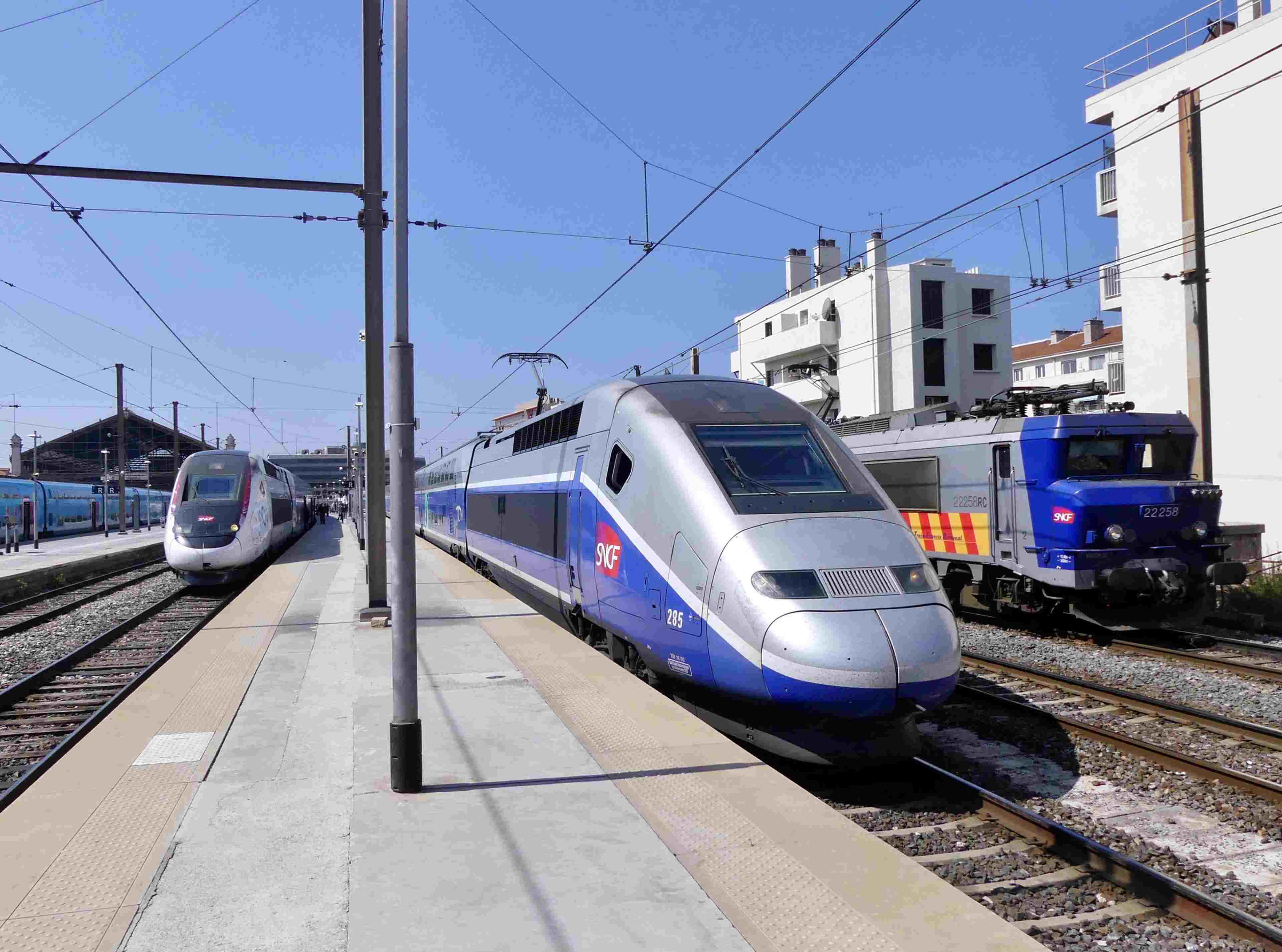 /2021/09/2560px-TGV_et_TER_en_bout_de_quais_à_Marseille_St-Charles_(avril_2019)