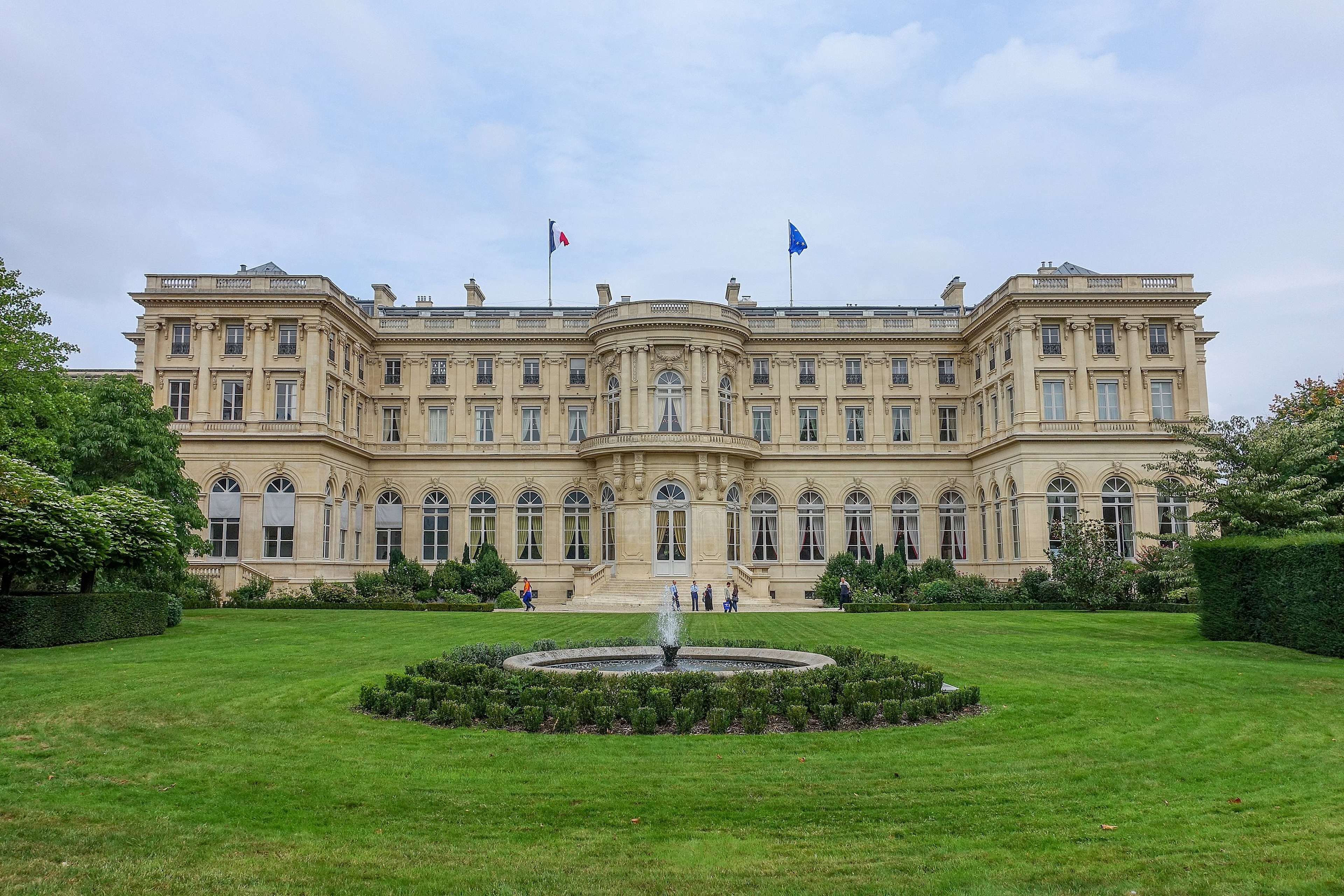 /2021/05/2560px-Garden_@_Quai_d’Orsay_@_Ministry_of_Foreign_Affairs_@_Paris_(29140474554)